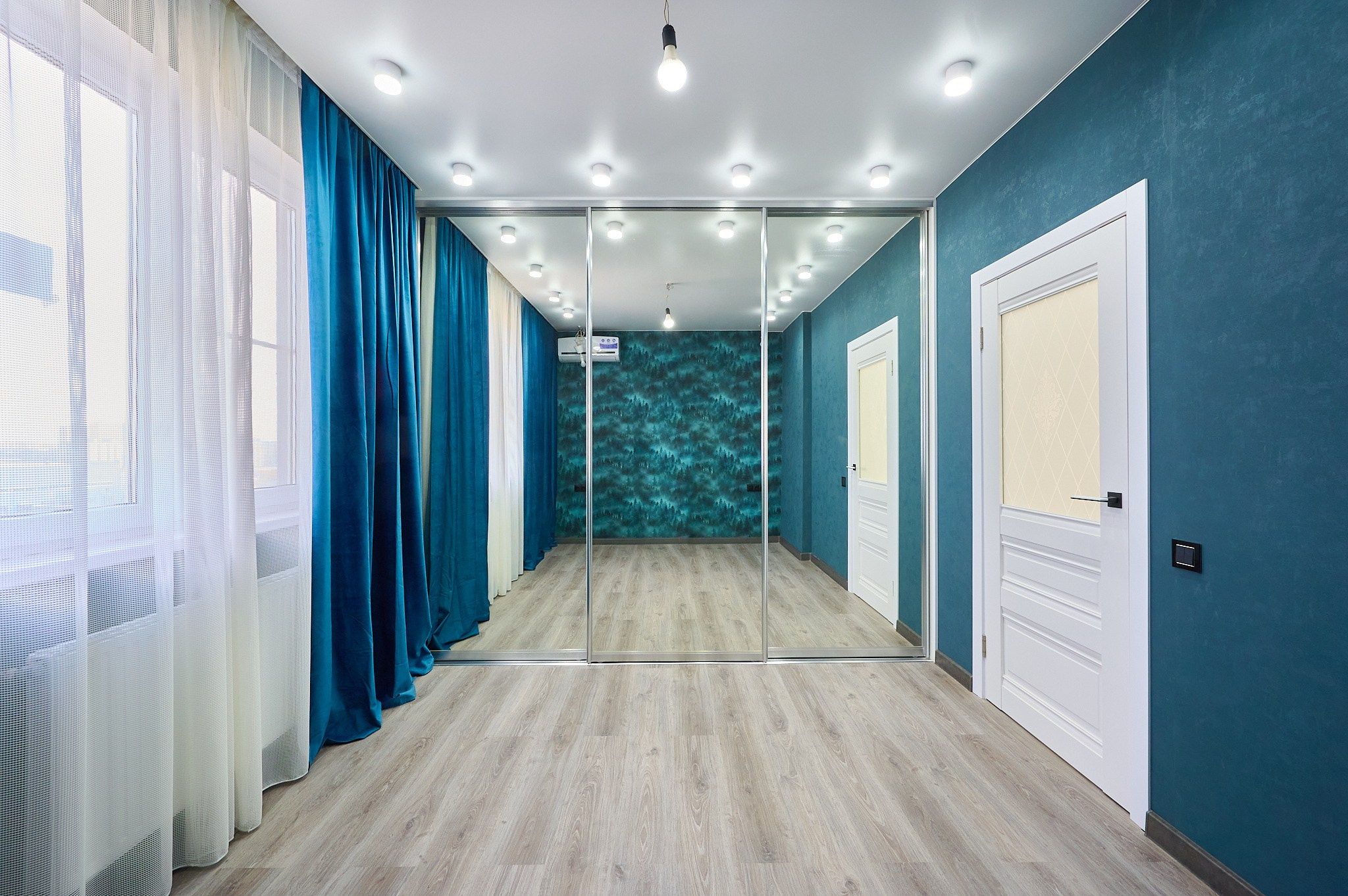 комната шкаф с зеркалом синие шторы белая дверь 