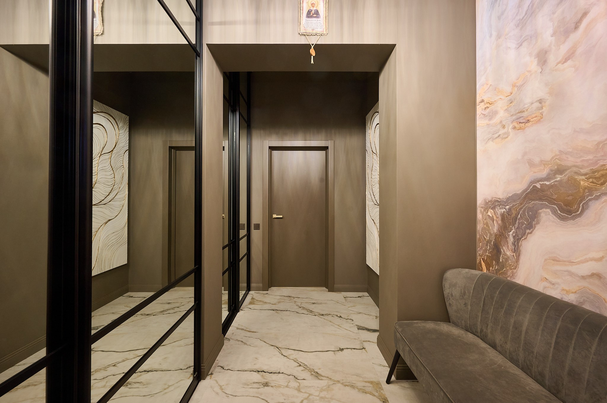 коричневый пуфик  плитка светлая коричневая входная дверь 