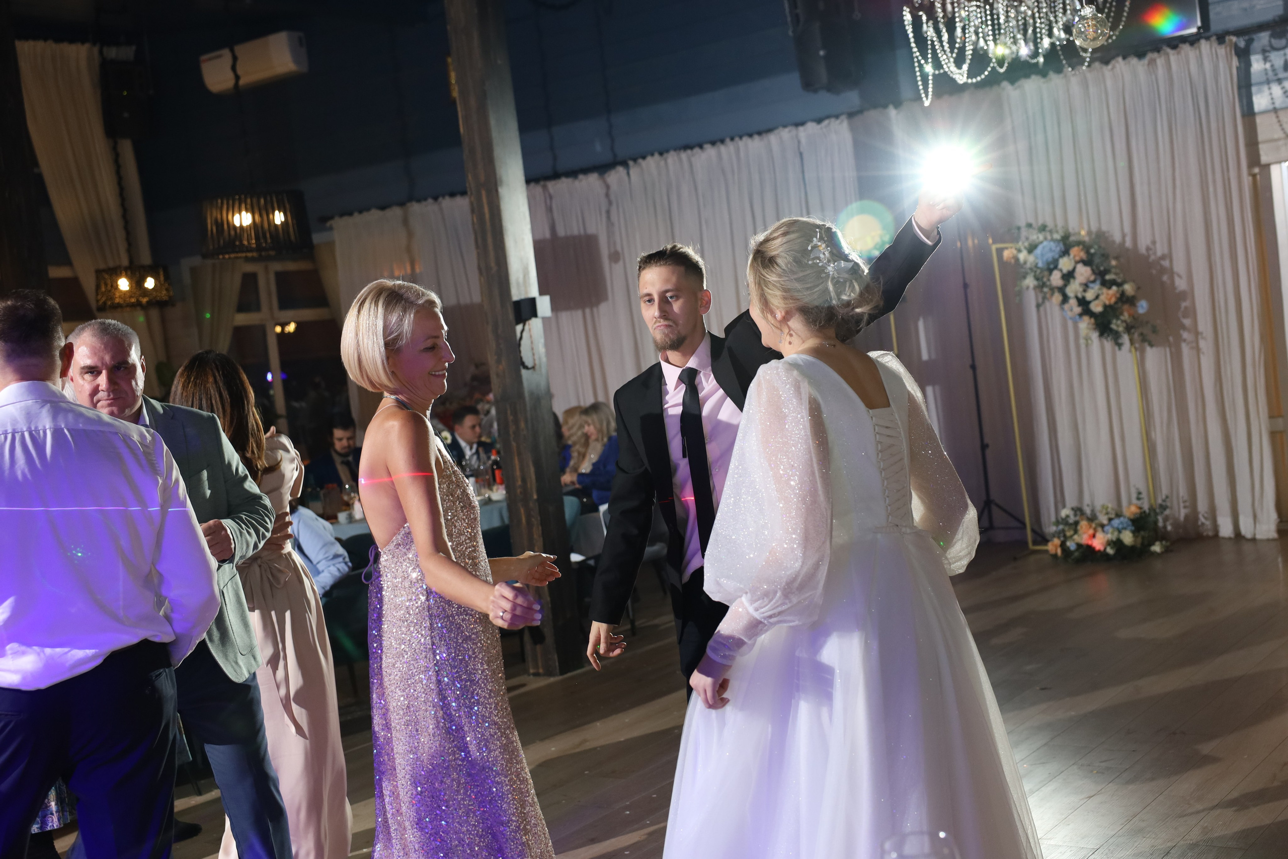 𝒜𝓇𝓉𝑒𝓂 & 𝐿𝓎𝓊𝓈𝓎𝒶 (𝓇𝑒𝓈𝓉𝒶𝓊𝓇𝒶𝓃𝓉). 𝑀𝑜𝓈𝒸𝑜𝓌. Свадебный фотограф в Санкт-Петербурге