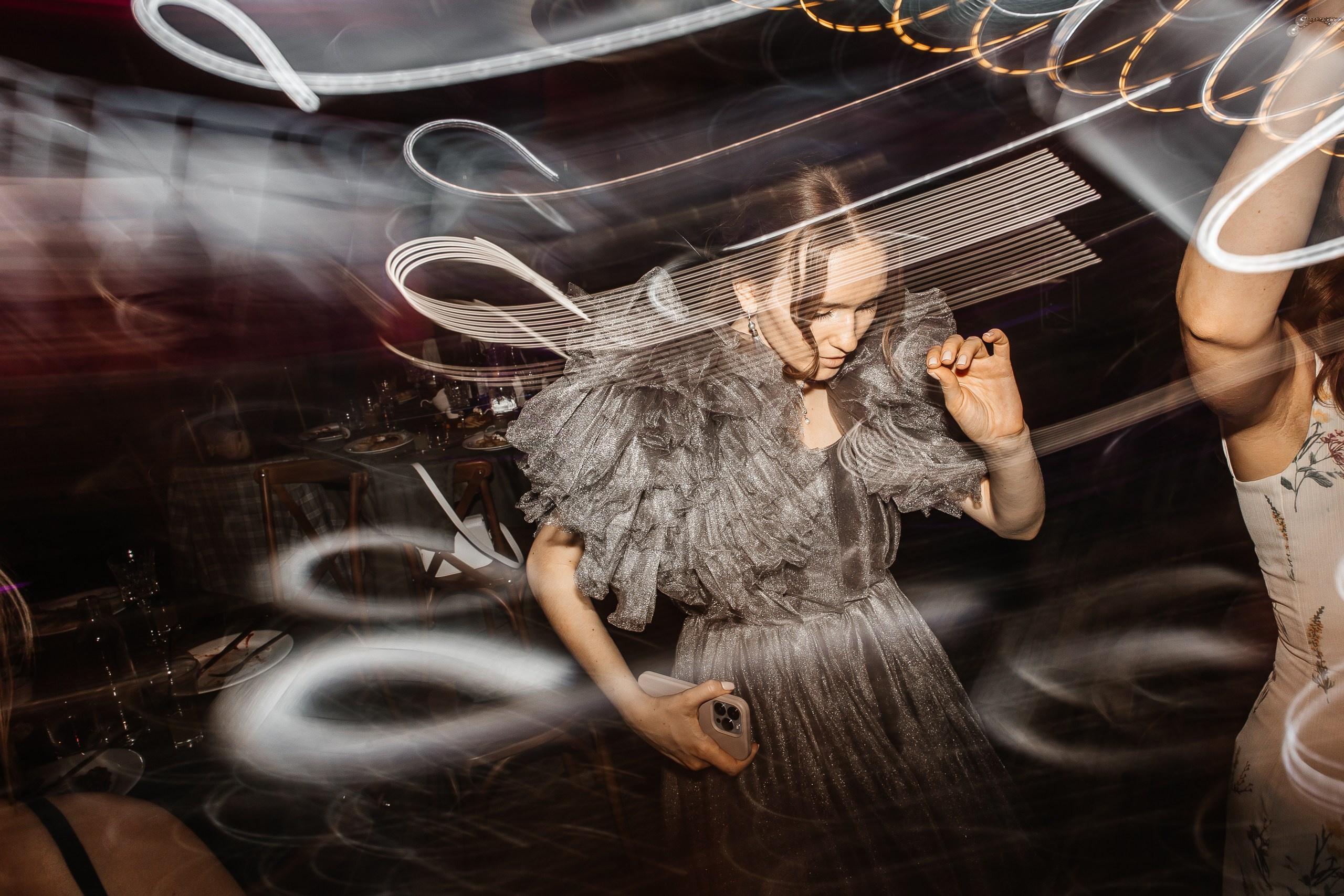 Здравствуйте! Я&nbsp;свадебный фотограф из&nbsp;Ульяновска, работаю в&nbsp;том числе по&nbsp;всей России и&nbsp;с&nbsp;выездом за&nbsp;границу. Снимаю свадьбы, lovestory, корпоративы, светский репортаж. Провожу обучение по&nbsp;фотографии, мастер-классы и&nbsp;воркшопы для других фотографов.