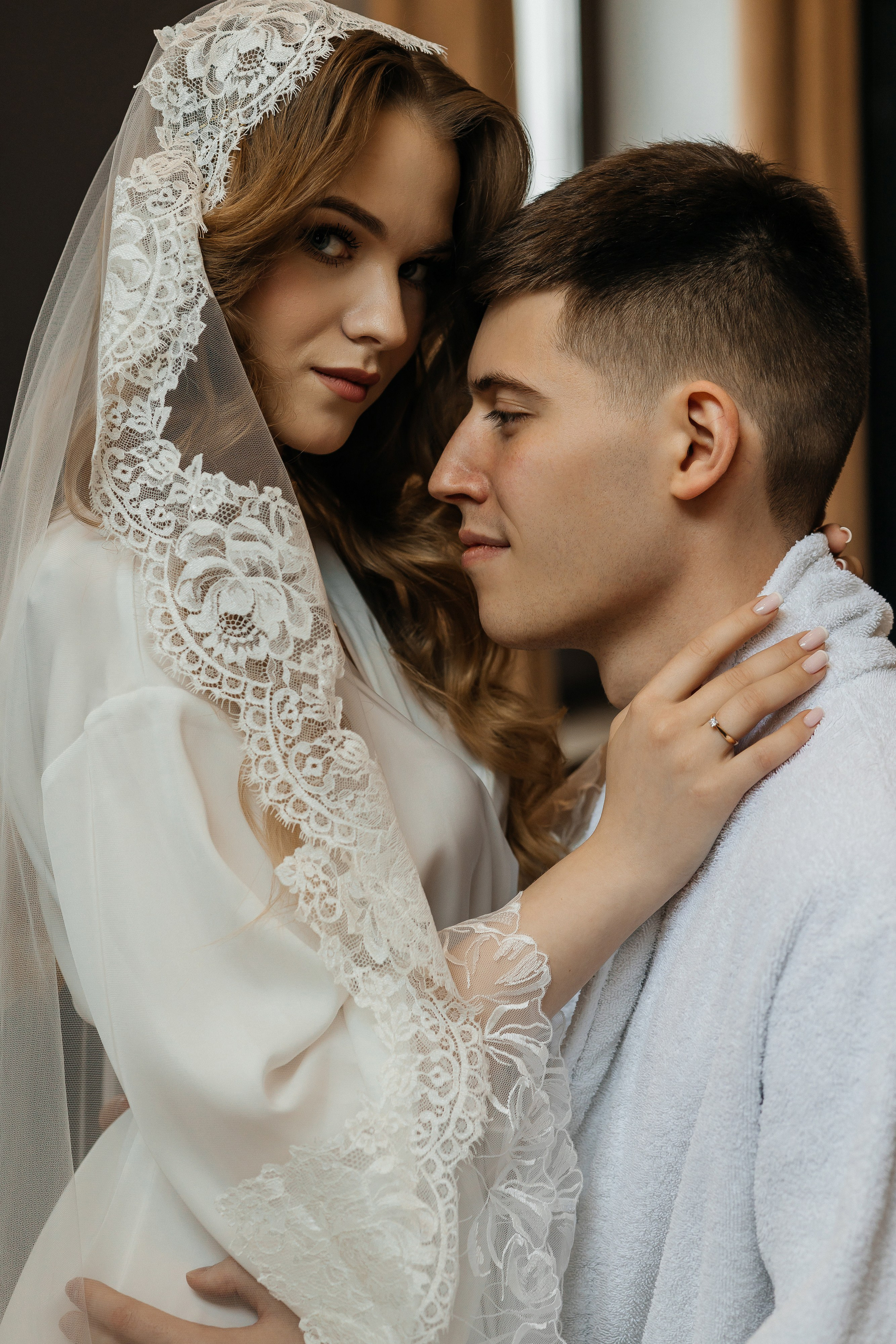 Роскошное утро пары в номере отеля. Олег Сверчков | Свадебный фотограф Вологда