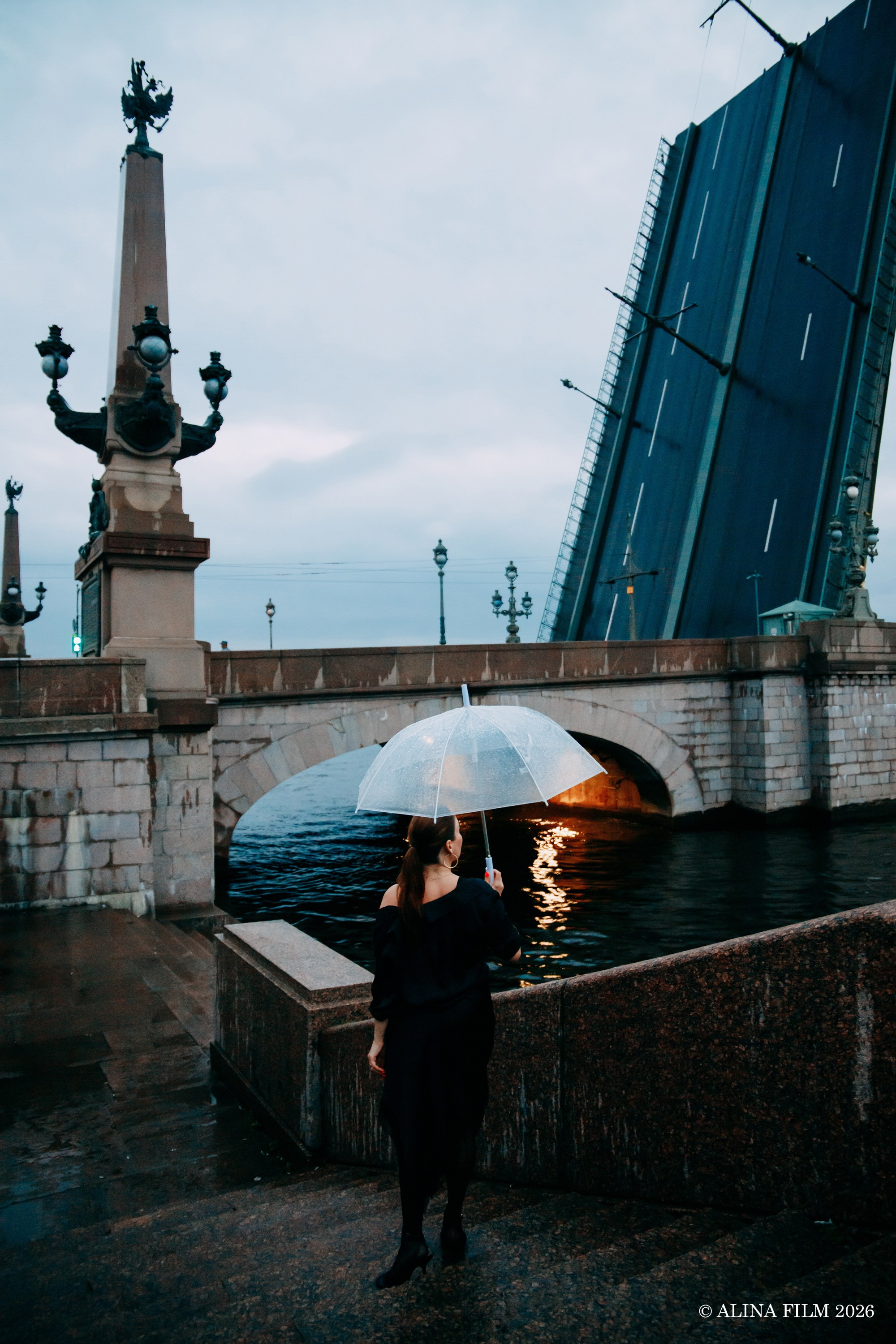 Фотосессия в дождь на разведенных мостах. Фотограф в Санкт-Петербурге Alina Film