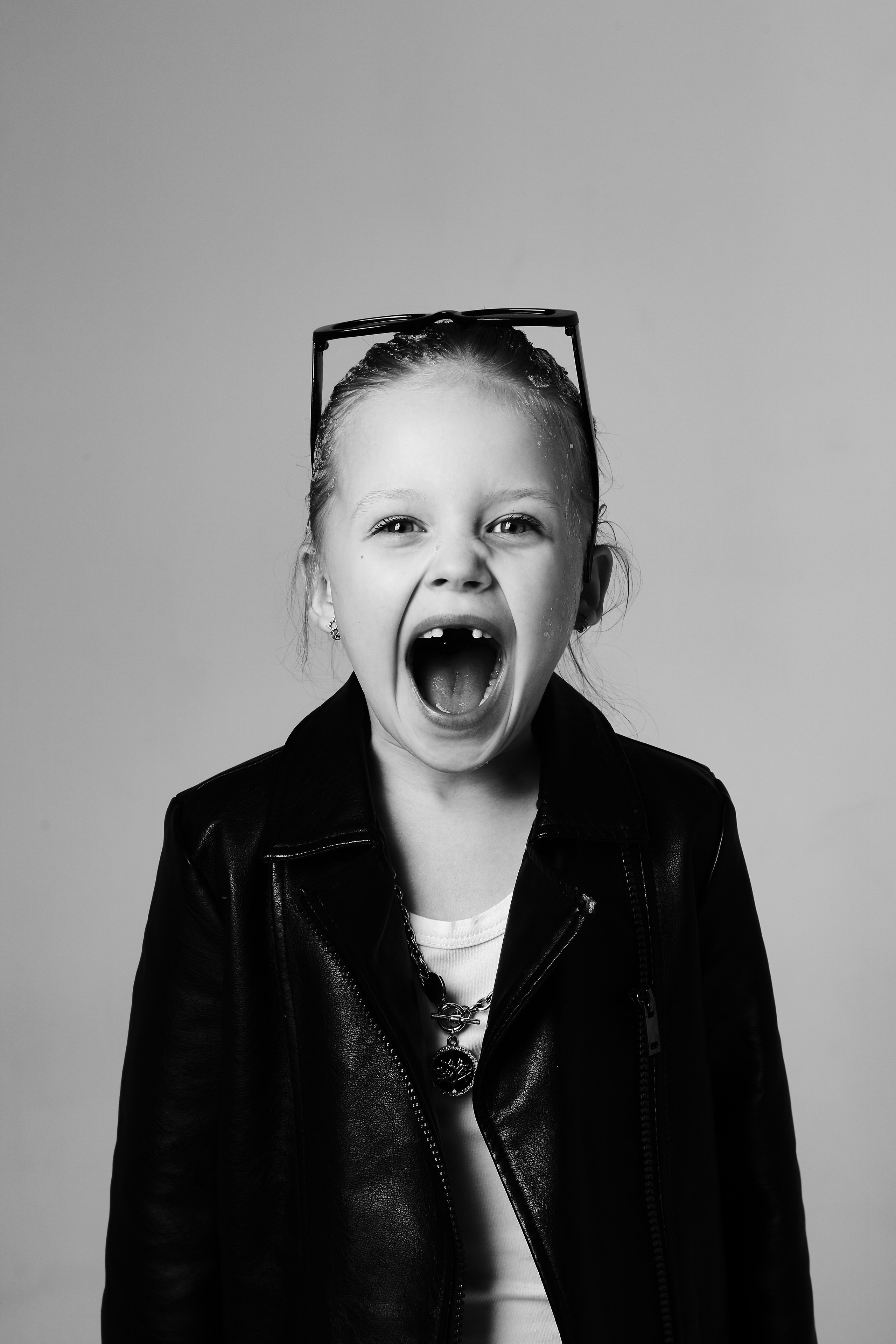 Чёрно-белый студийный портрет девочки в кожаной куртке в Иваново.