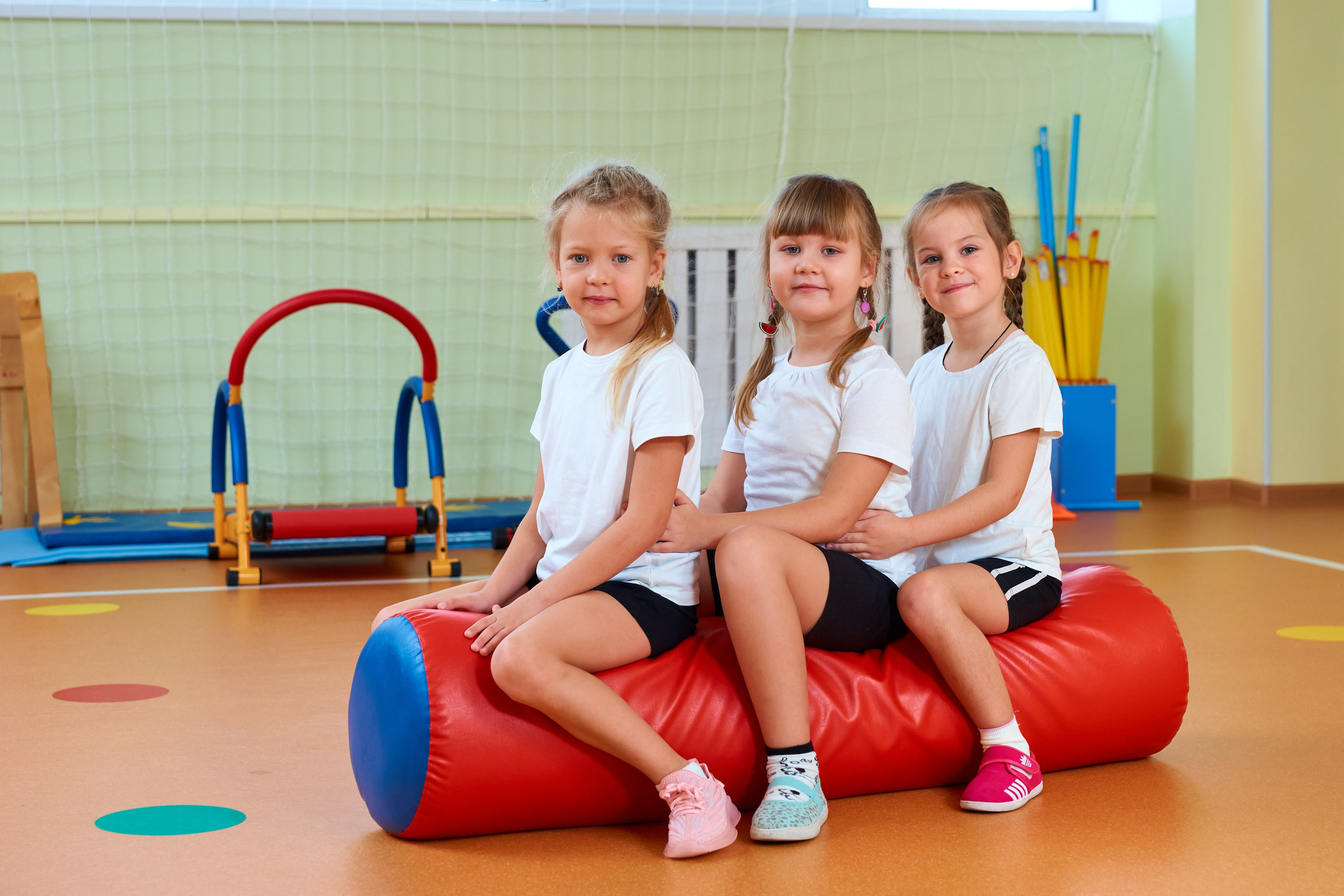 Занятие в спортзале. Childrenfoto.ru