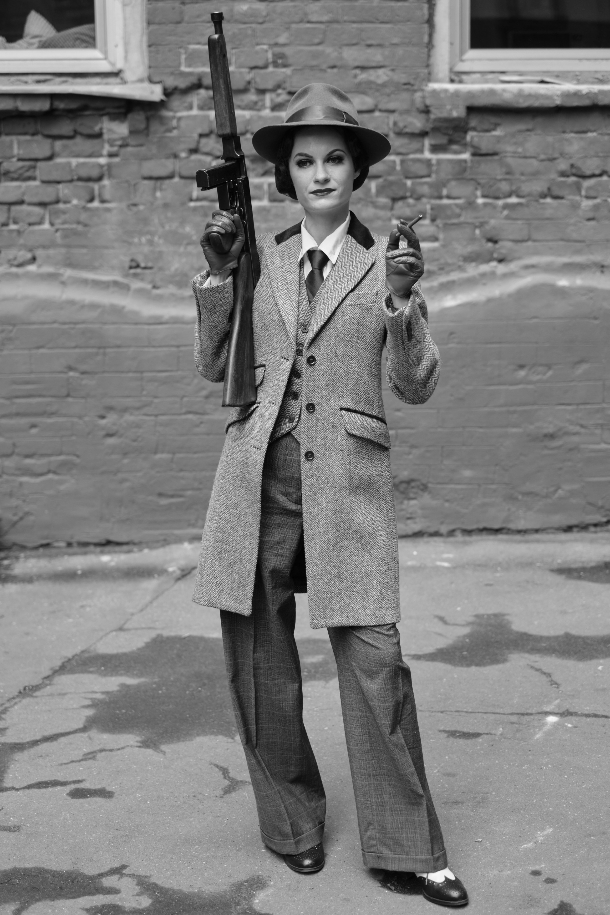 Девушка в классическом костюме в шляпе и автоматом Томсона Чикаго 1930