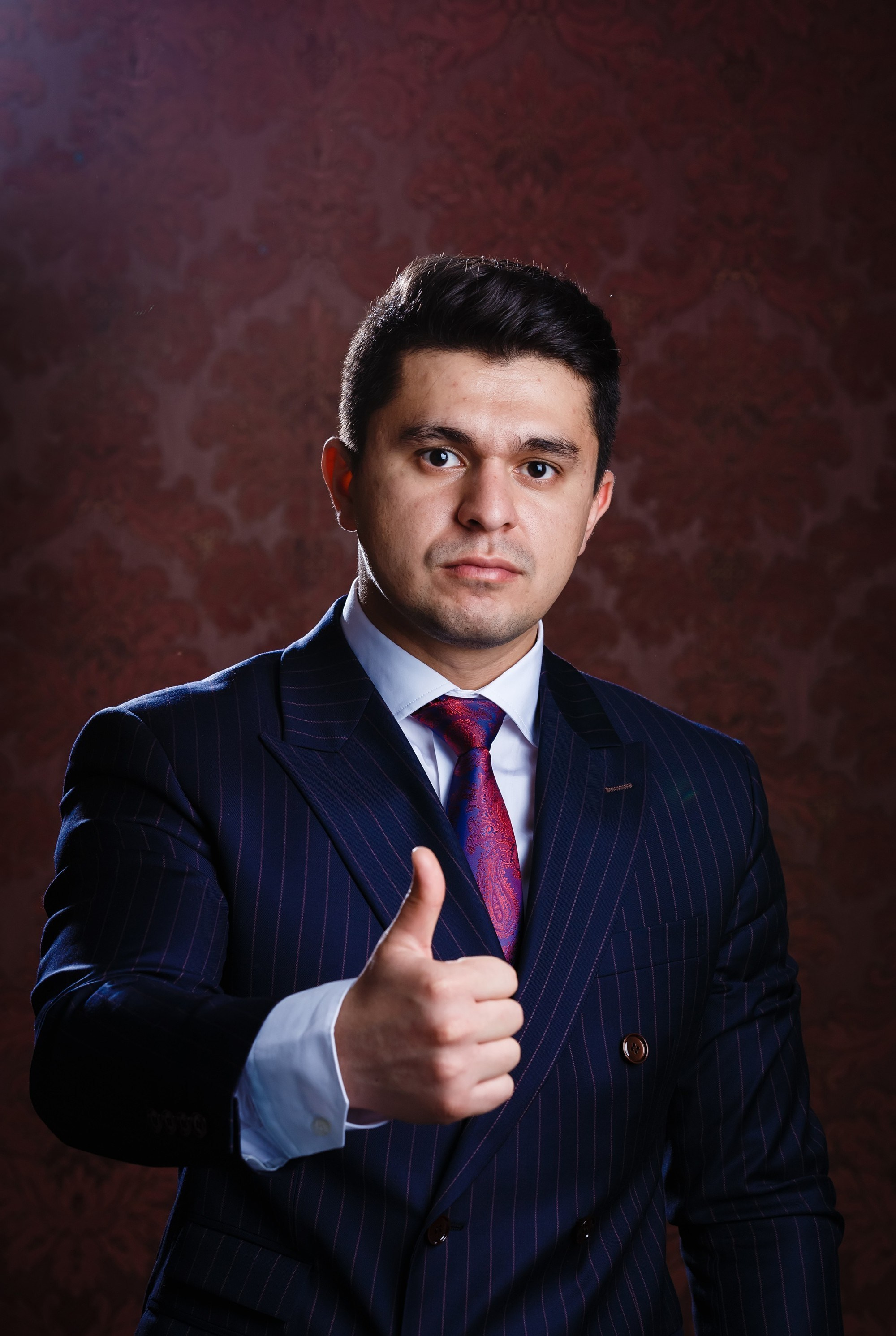 мужская фотосессия для сайта знакомств социальных сетей фотограф в Красноярске цена заказать мужскую фотосессию бизнес портрет мужские фото для знакомства с девушкой брутальная фотосессия в городе фотостудии имиджевая фотосессия для мужчины для бизнеса идея  места пример фото образы стилист Красноярск позы для мужской фотосессии генерация фото фотосессия ИИ промты для фотосессии нейросеть  