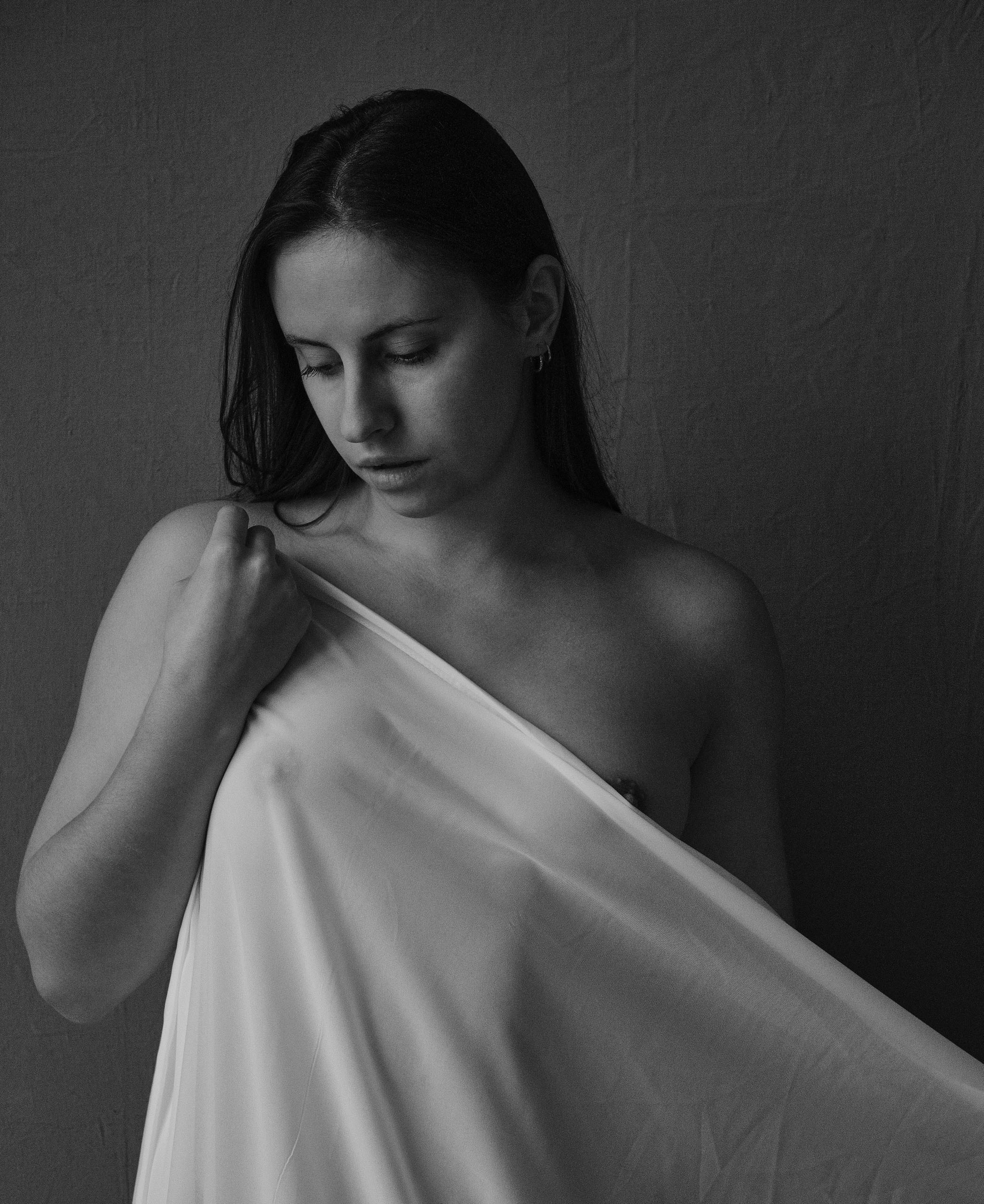 Фотоальбом с избранными женскими портретами