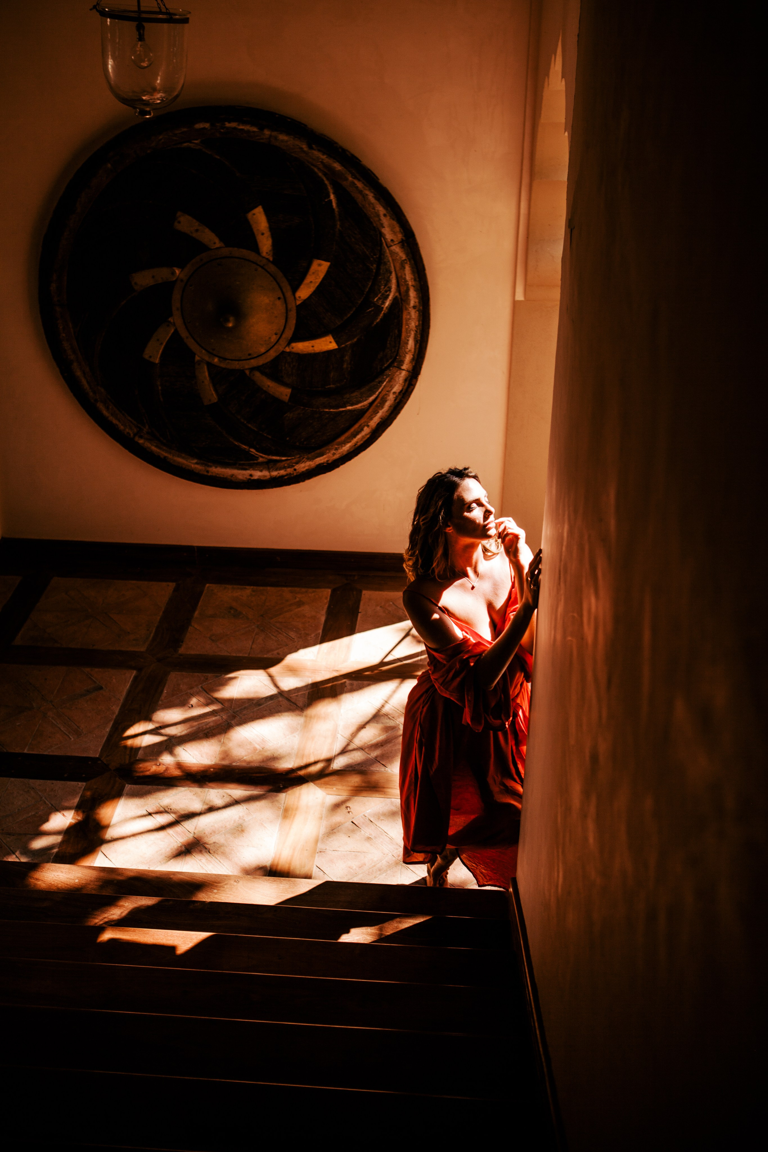 Девушка в красном платье в отеле Malabar Hill — Роскошная портретная съемка | Шри-Ланка. Фотограф на Шри-Ланке