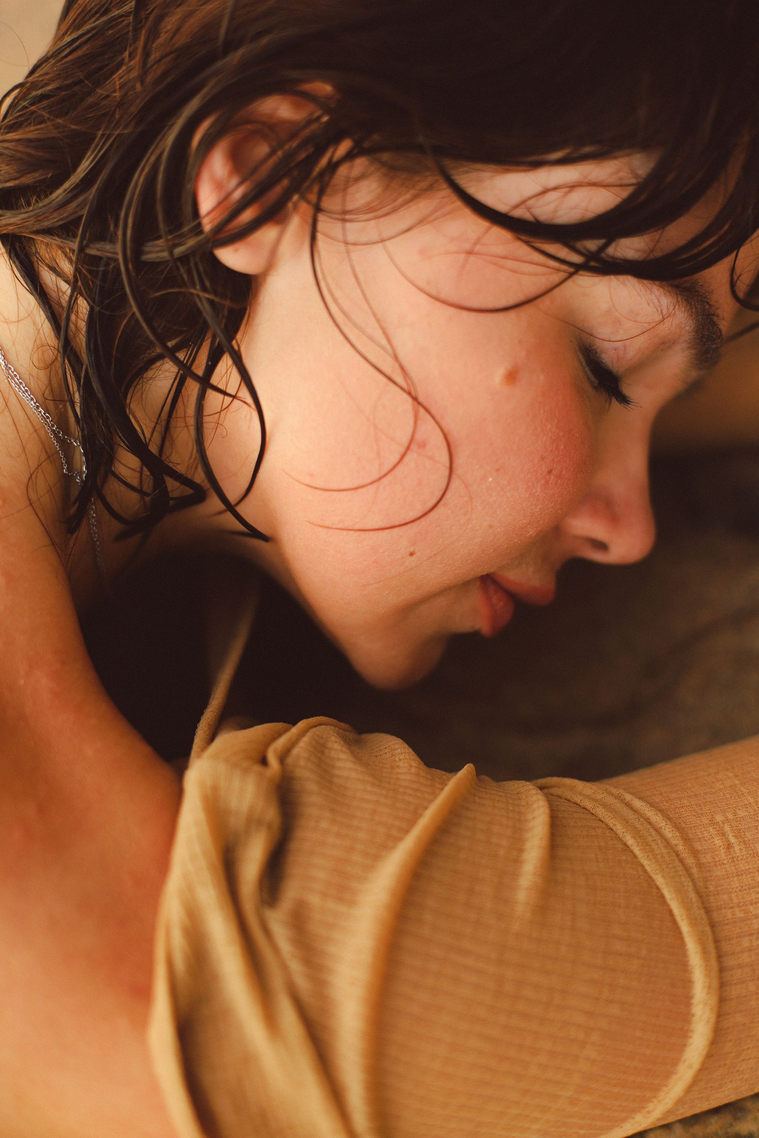 Эстетичные кадры на закате: девушка в прозрачном платье на камнях у отеля Naomi Beach | Нюд-фото. Фотограф на Шри-Ланке