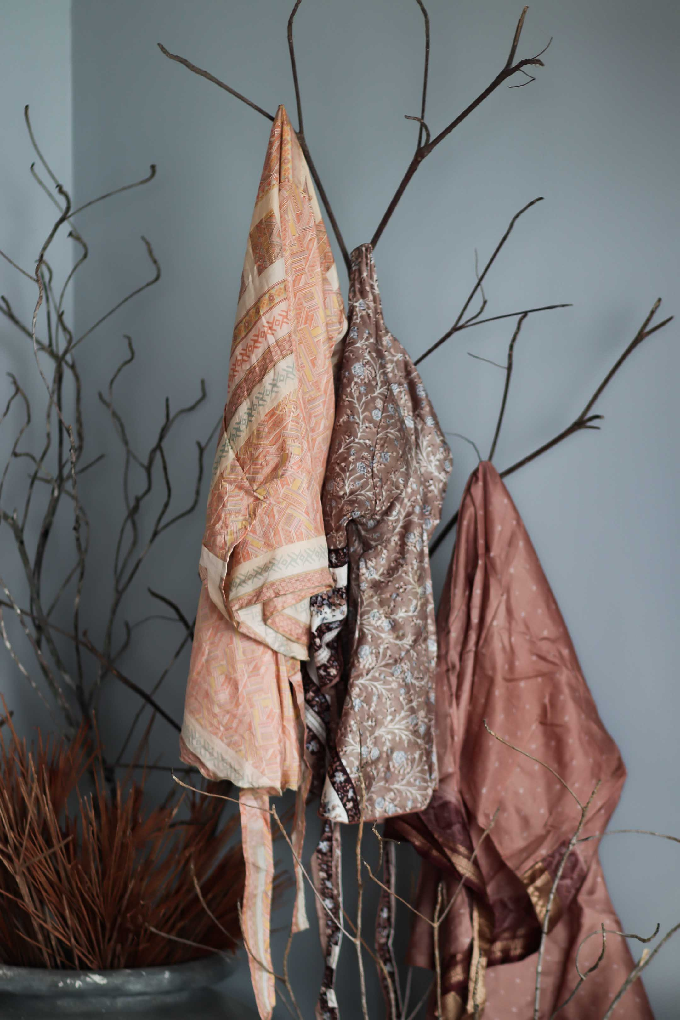 Коллекция купальников бикини. Фотограф на Шри-Ланке