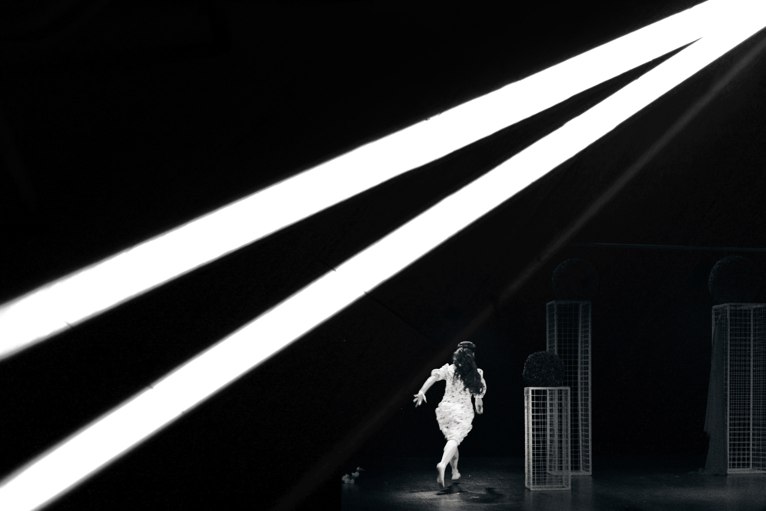 Спектакль «Дикарь» (серия — монохром), Театр «Сначала-Сначала театр». Наталья Алексеенко. Фотохудожник в Москве. Репортаж, портрет, стрит