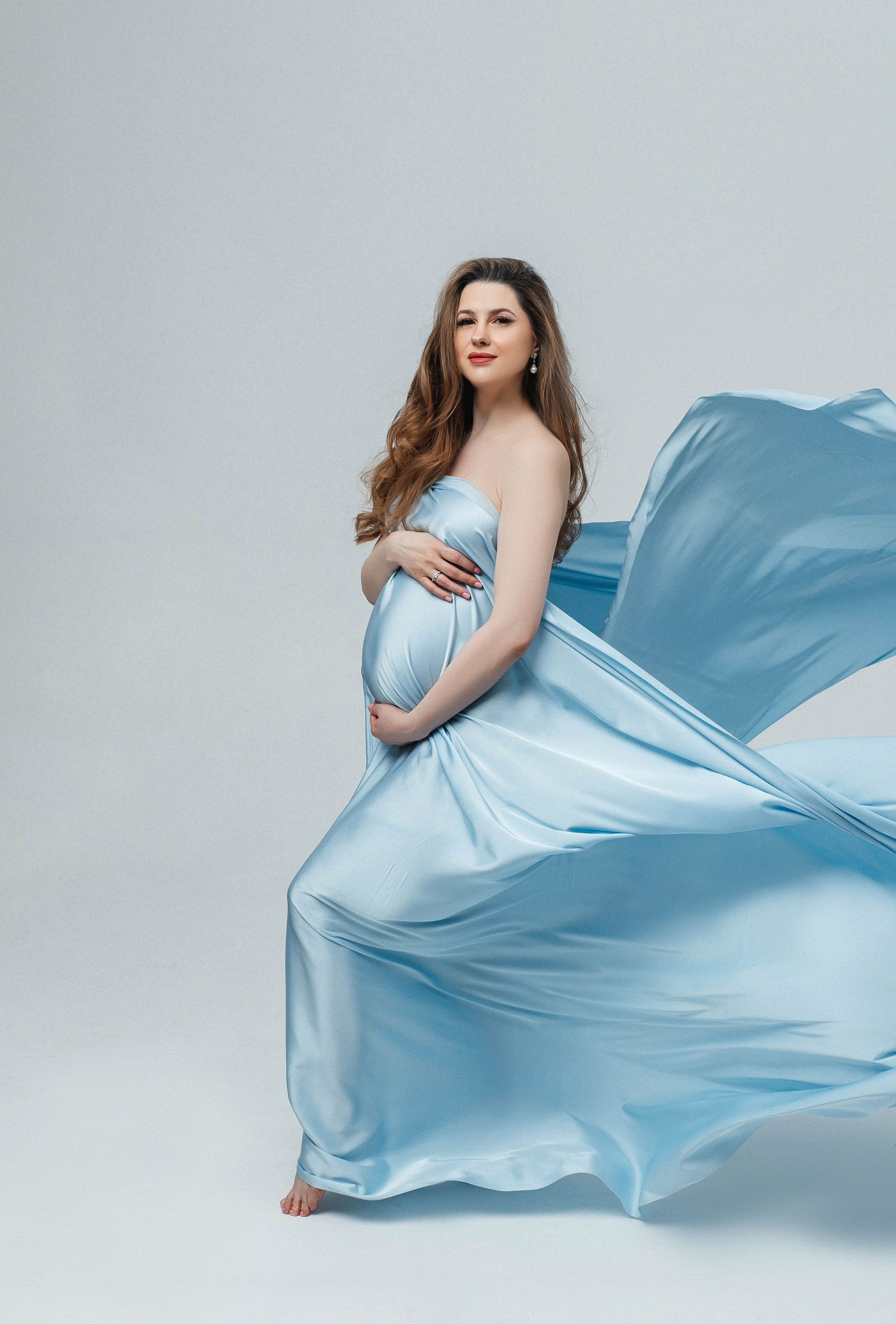 Фотосессия беременности в тканях в студии. Свадебный и семейный фотограф в Москве