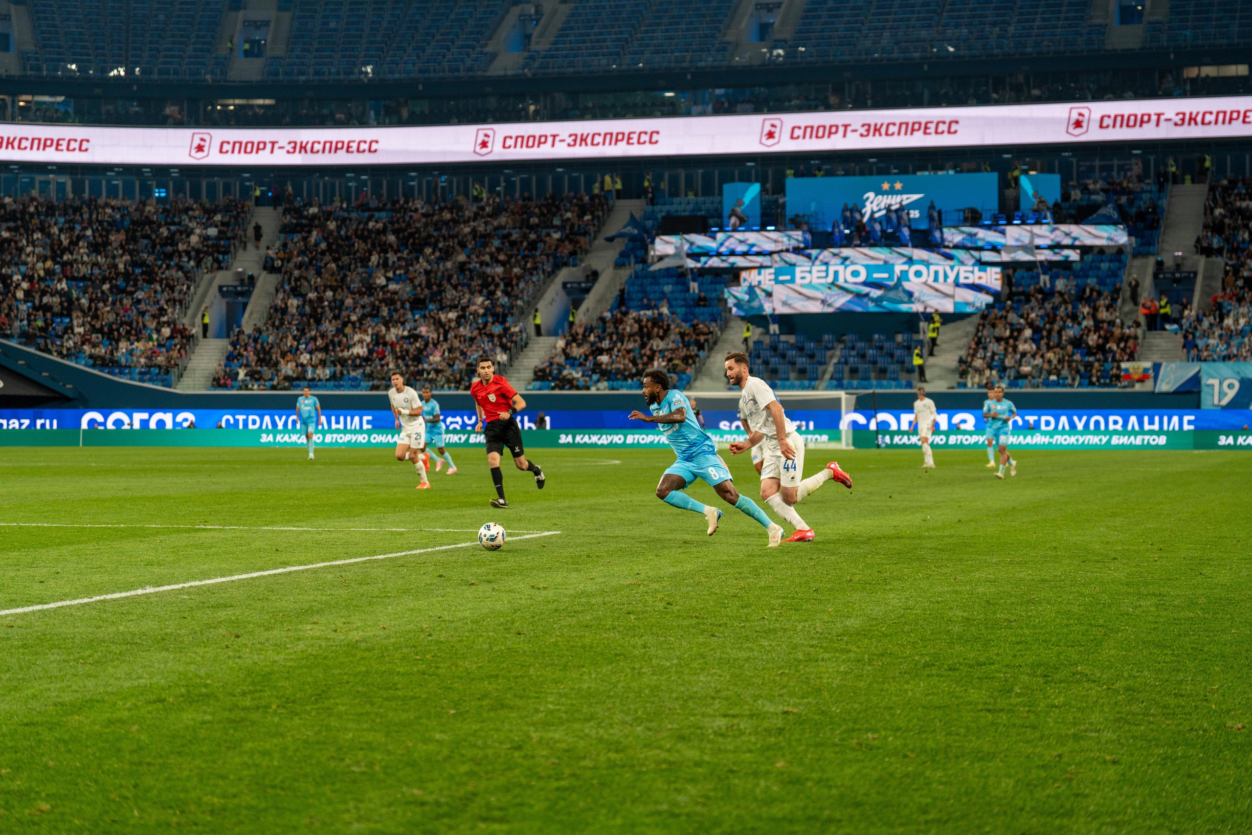 Репортажный снимок матча Зенит — Оренбург на Газпром Арене от спортивного фотографа Санкт-Петербурга