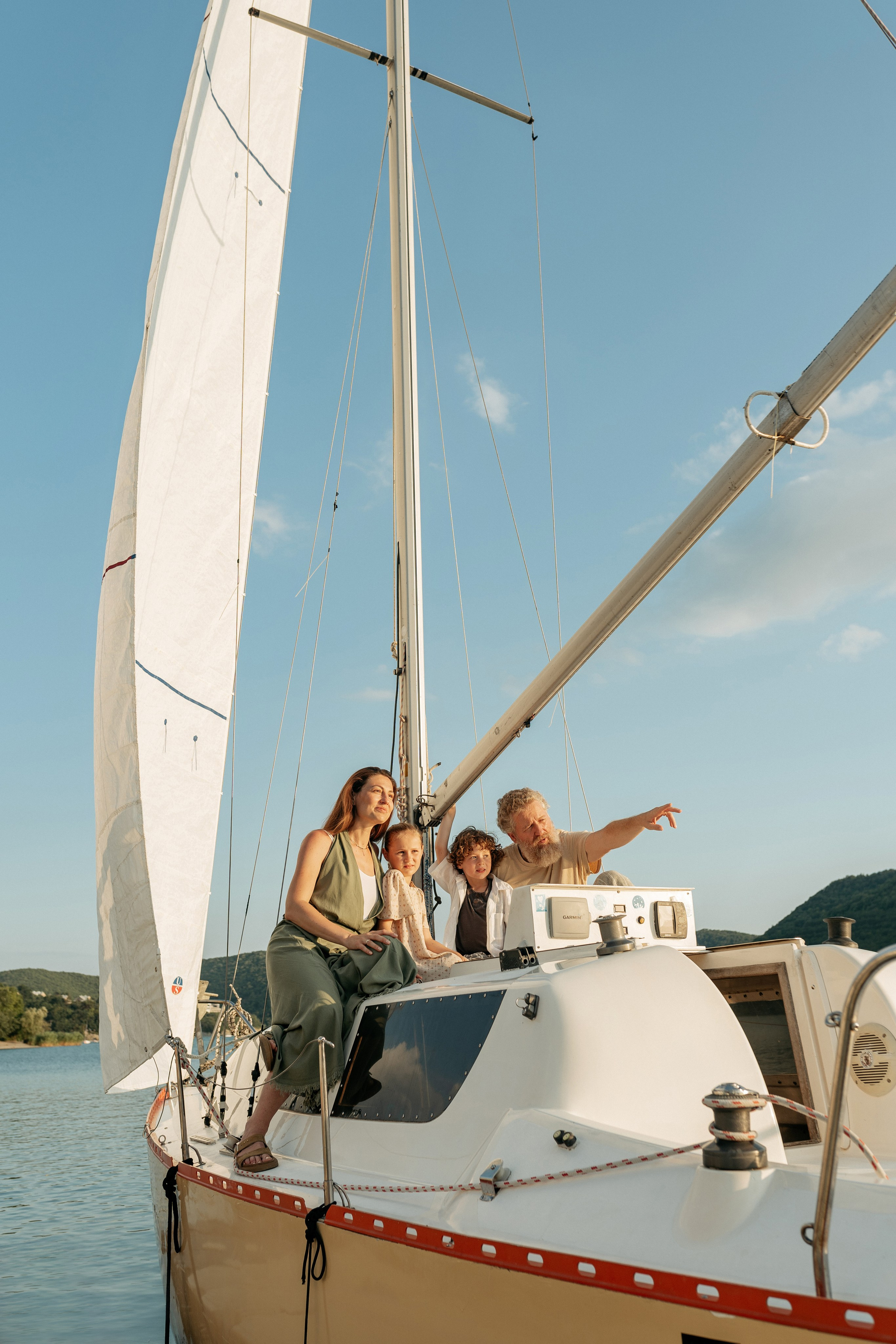 Фото на закате: семья на яхте в Абрау-Дюрсо – золотые оттенки воды