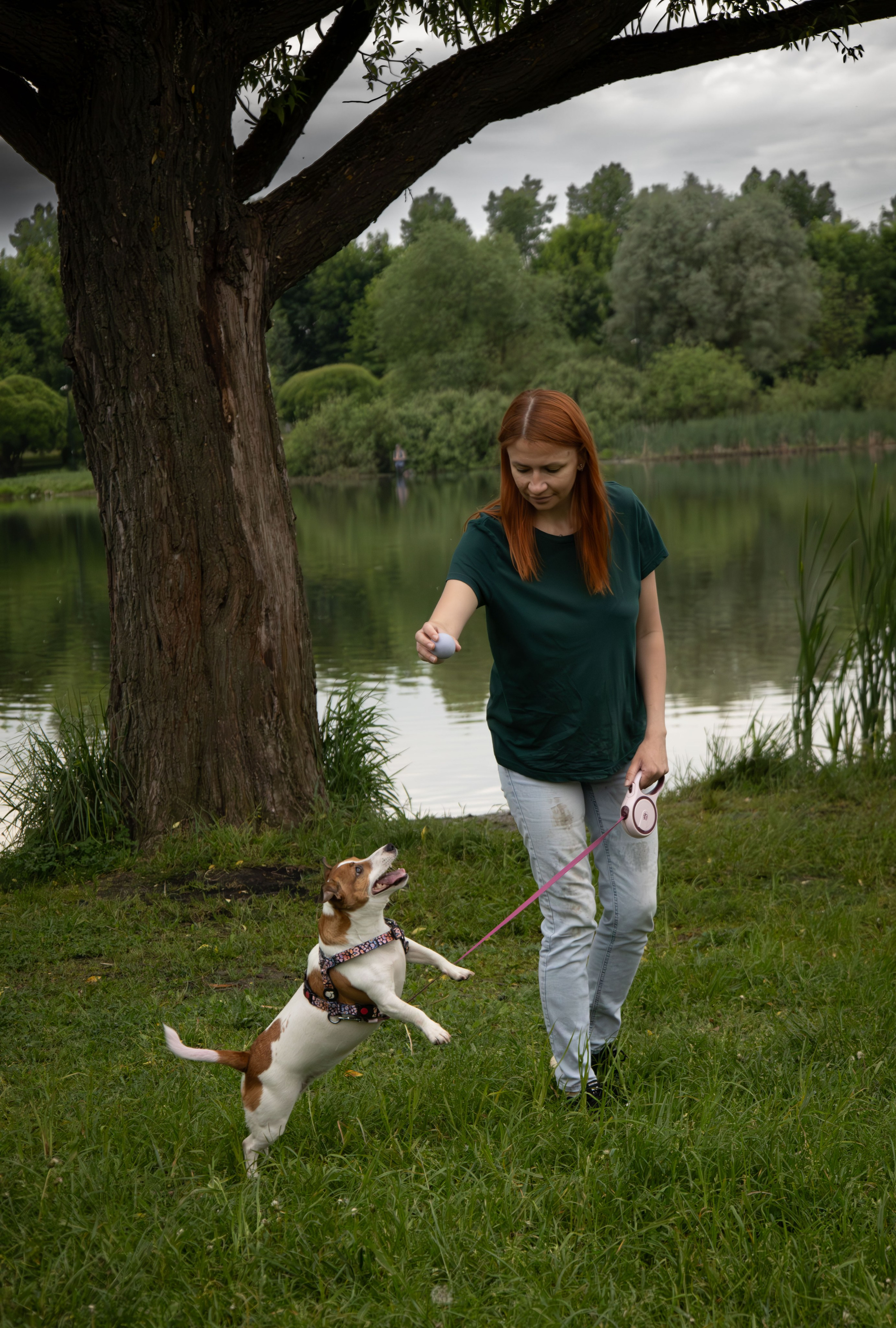 Моя маленькая спутница: Банни и Настя в Южнобутовском парке. Фотограф-анималист в Москве Екатерина Тихонова