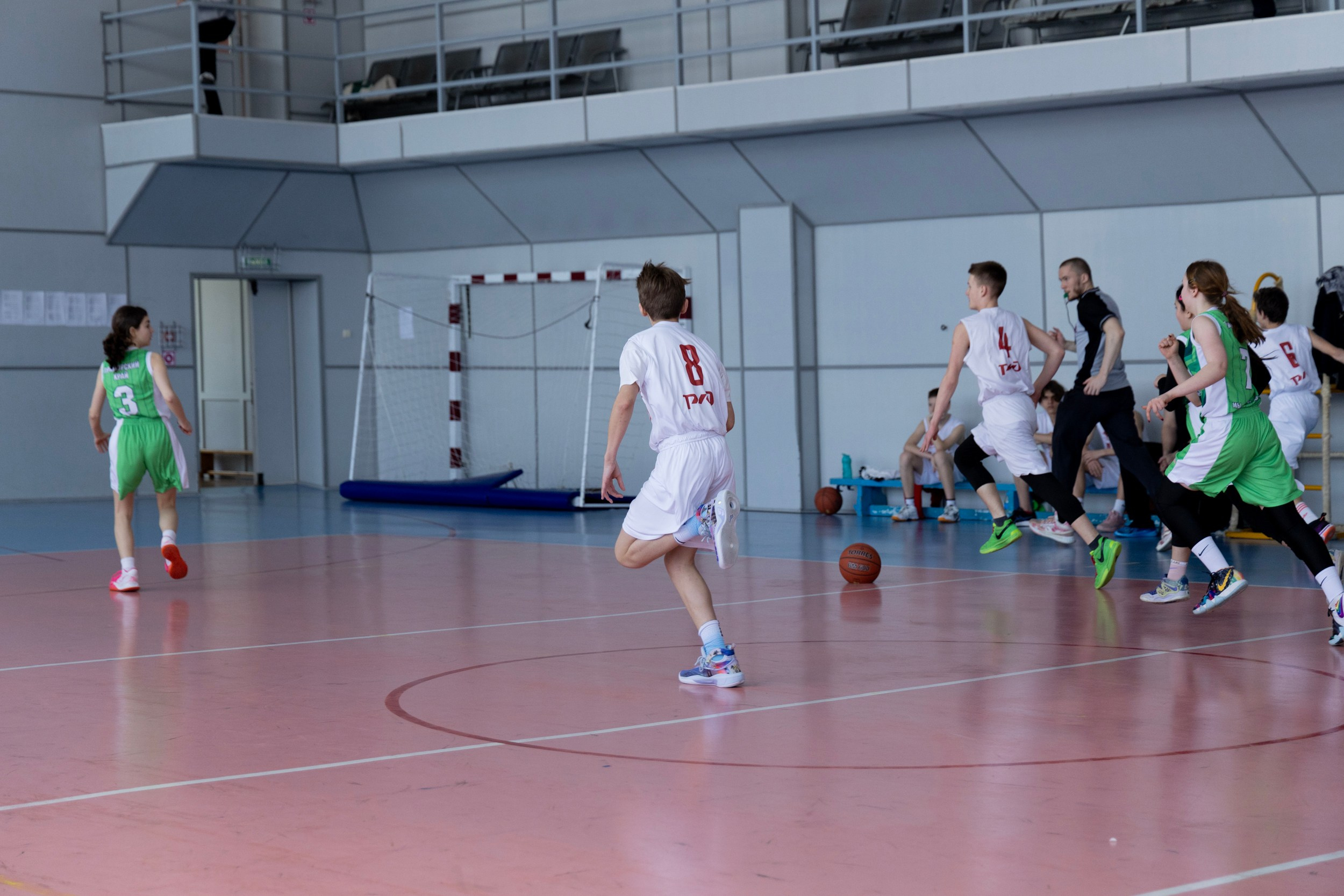 Соревнования по баскетболу среди школьников. Репортажный и портретный фотограф в Владивостоке