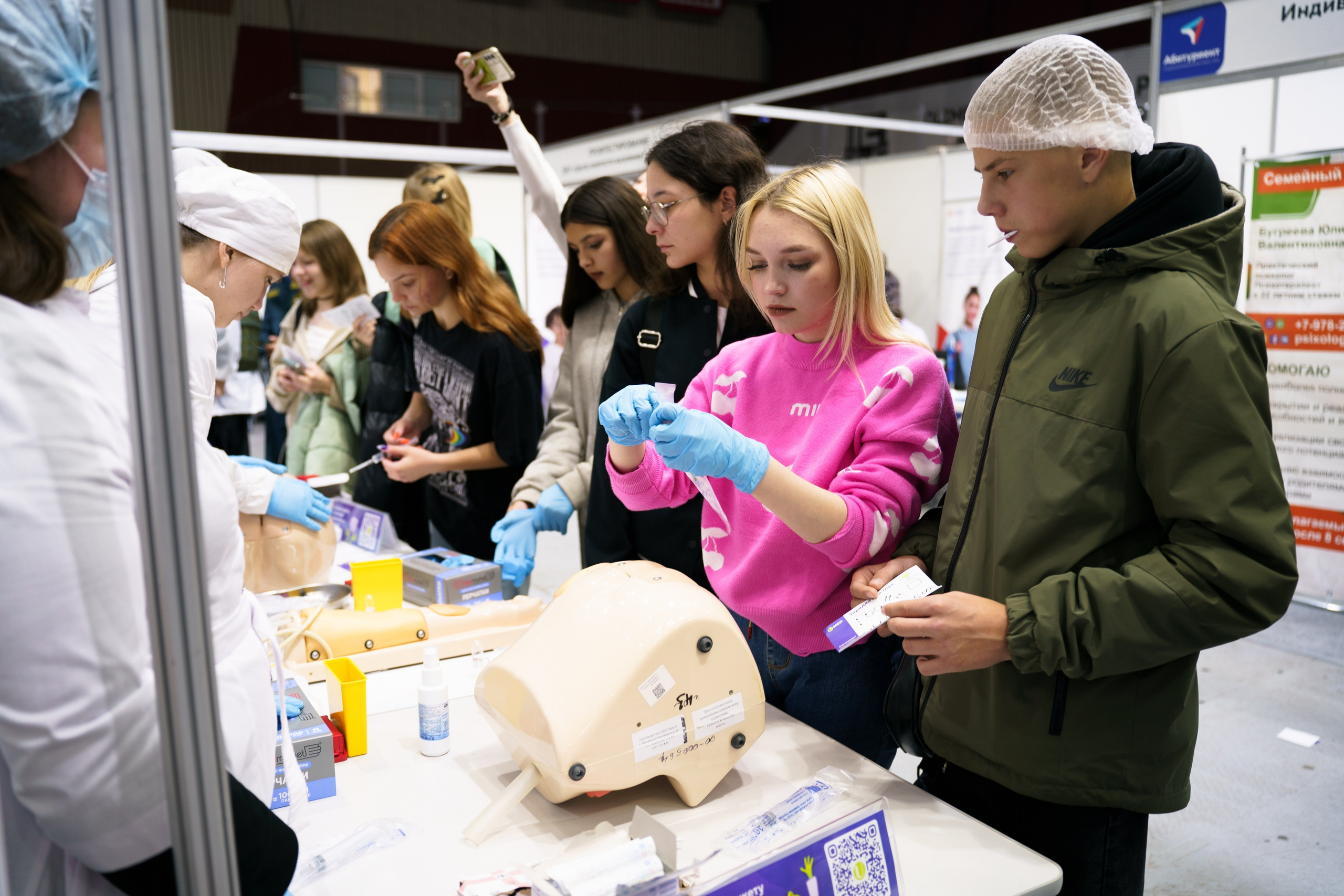 Выставка Абитуриент. Видеограф и Фотограф в Челябинске Ксения и Владимир Рюмины
