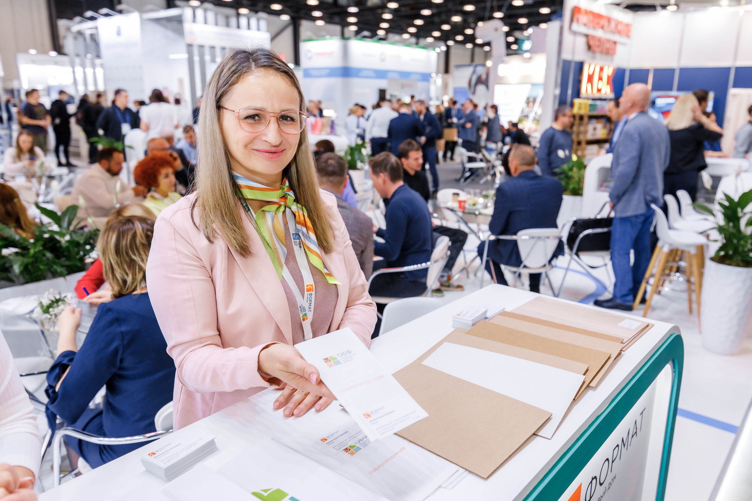 PulpFor, Работа стенда ОБФ (Объединенные бумажные фабрики). Репортажный фотограф в Москве Сергей Мирошников