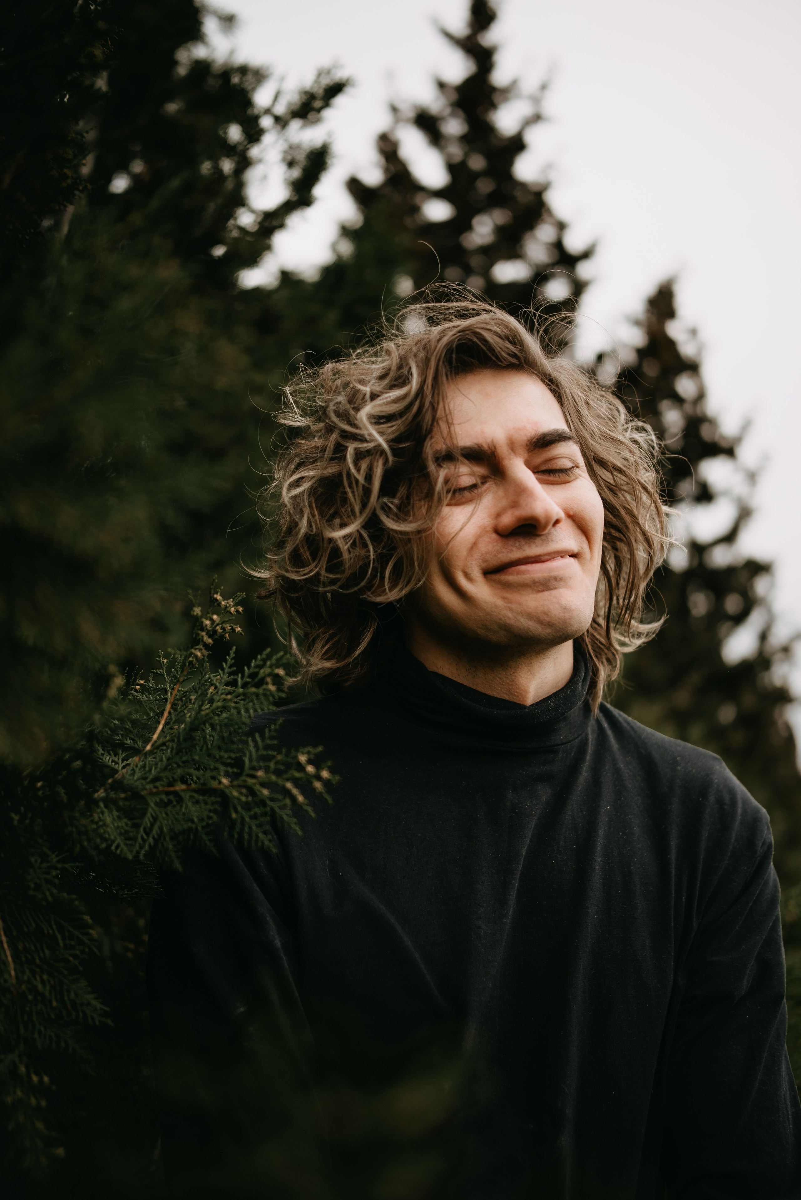 Мужская портретная фотосессия на природе. Портретный и свадебный фотограф в Тбилиси • xeniqo