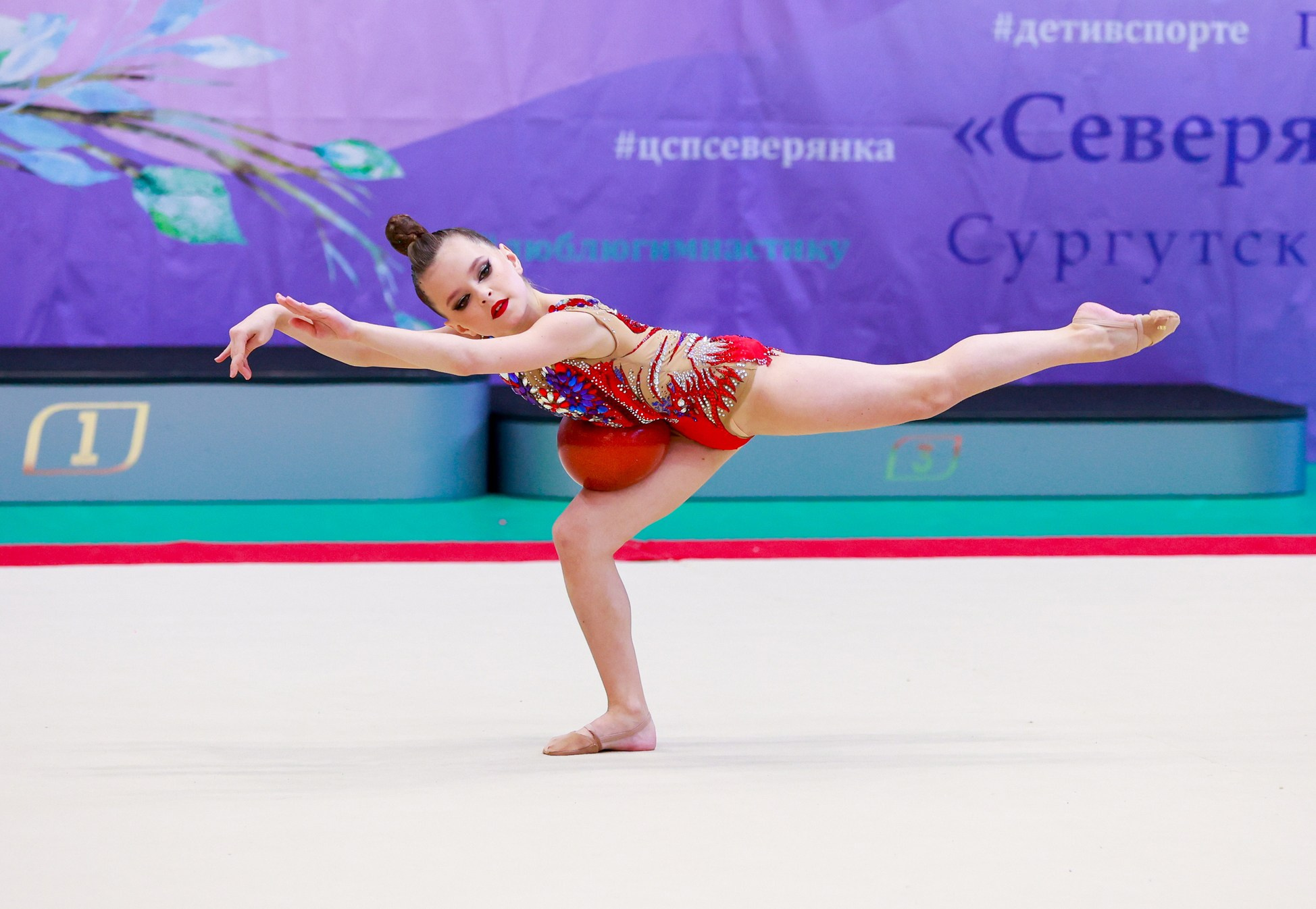 Гимнастки на соревновании