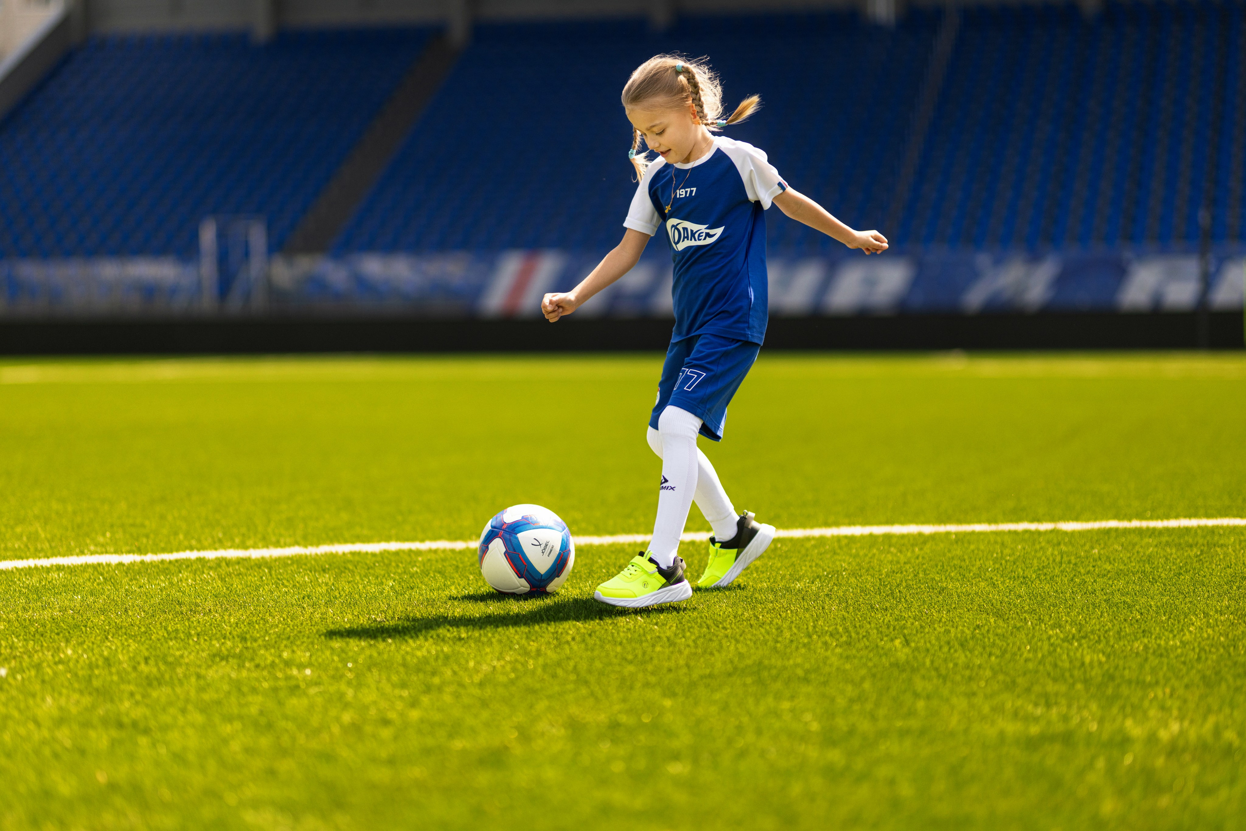 Детский портрет с Алисой на футбольном стадионе. Дмитрий Шульгин, портретный фотограф в Воронеже