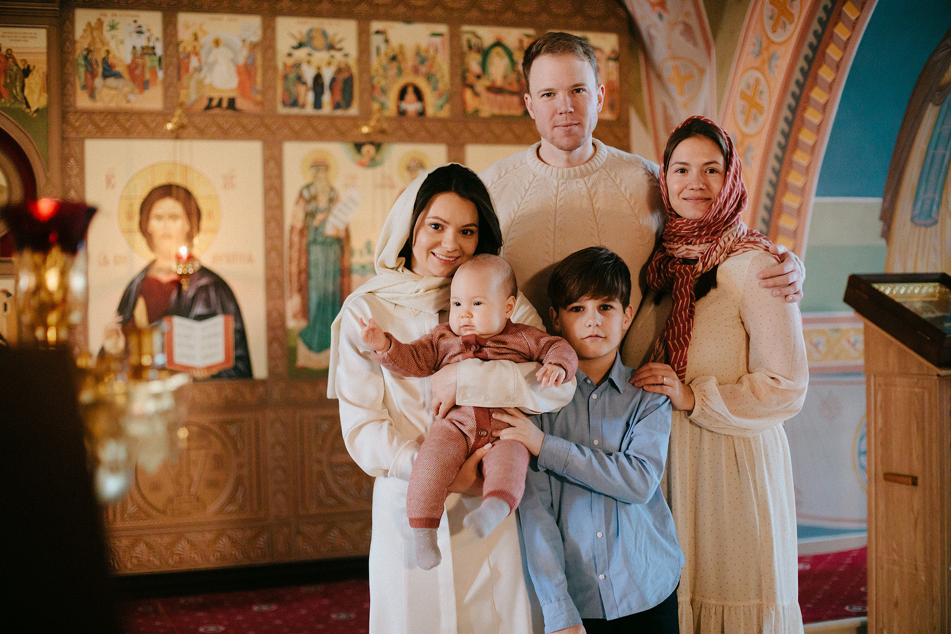 семейный портрет в храме на крещении