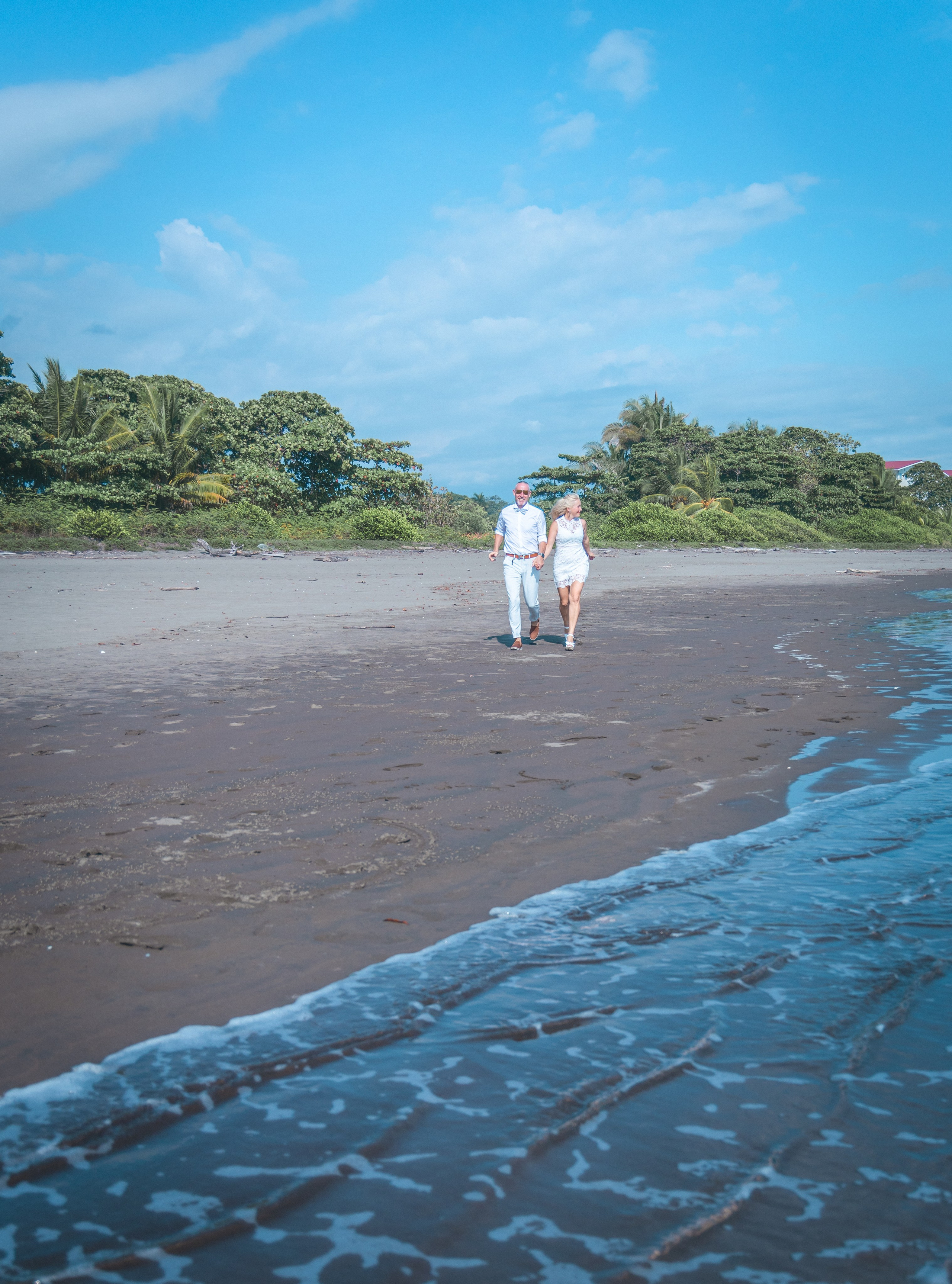 Ocean lovely moments. Family, portrait, content photo in Costa Rica Evgeniya Besprozvannykh