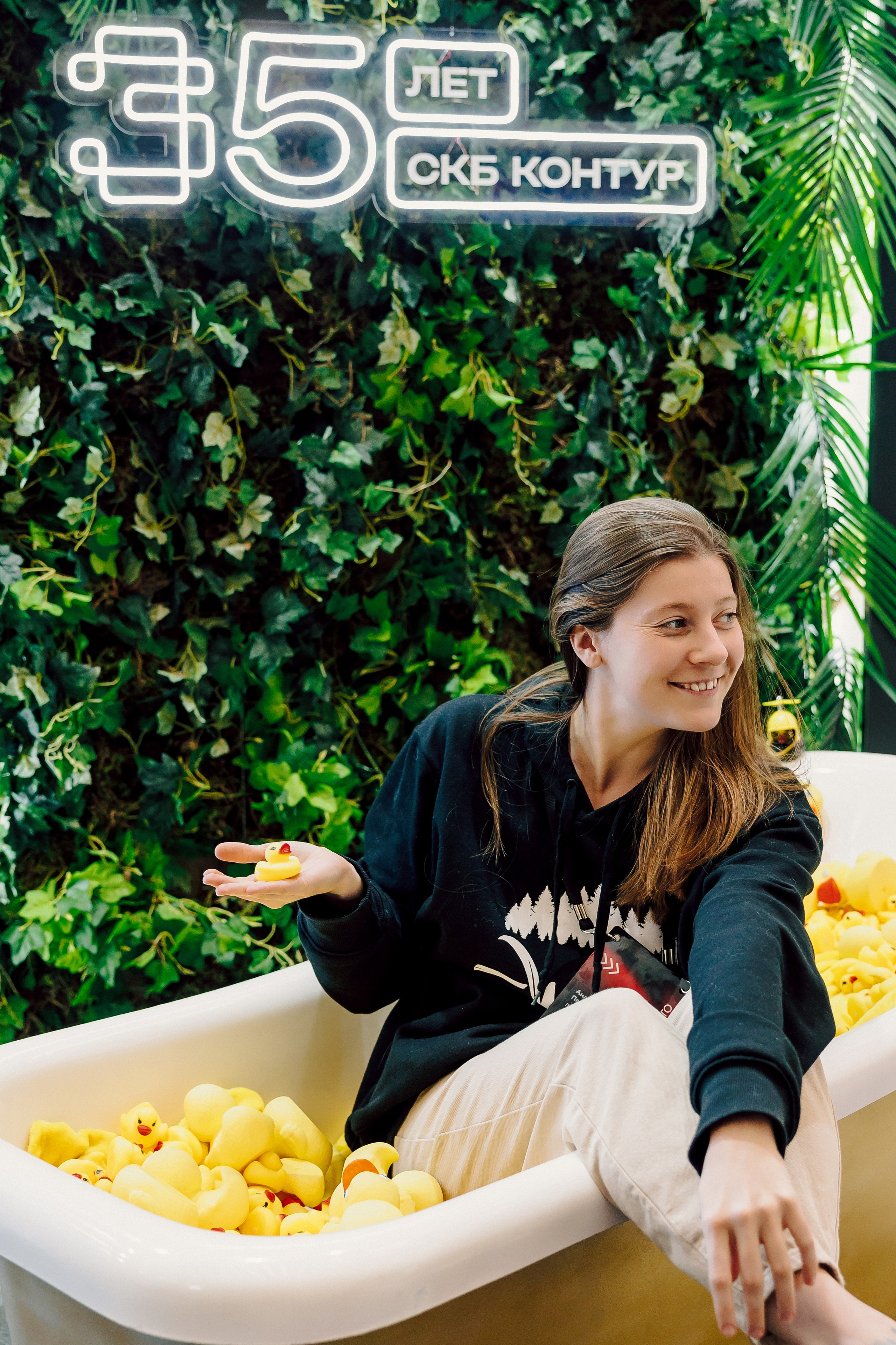 СКБ Контур — Форум будущего — Стенд. Лёшка Варзегов — фотограф