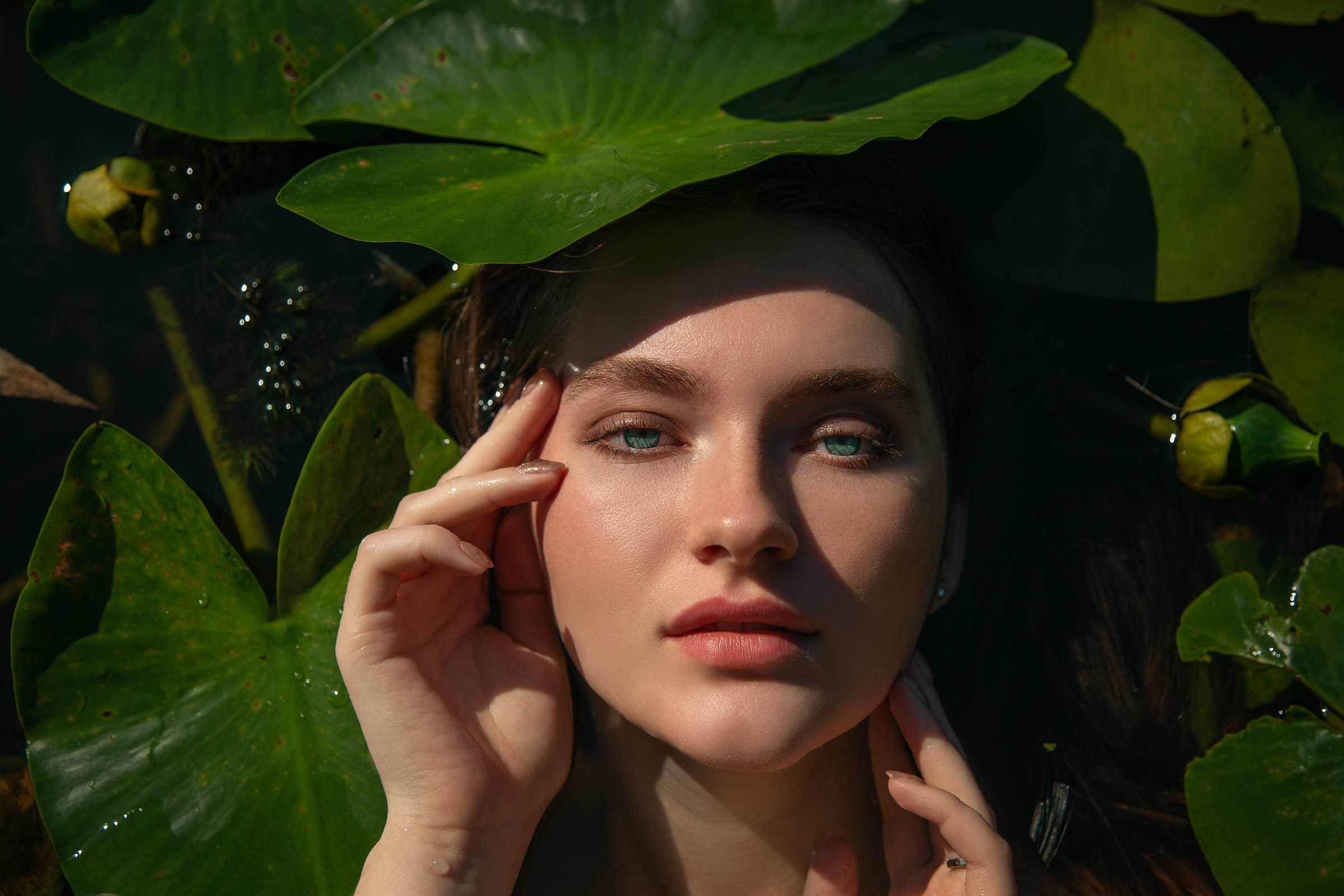 Фотосессия в кувшинках — женский портрет на озере | Анна Татаурова, Москва. Фотограф Анна Татаурова | Авторская фотосъемка в Москве