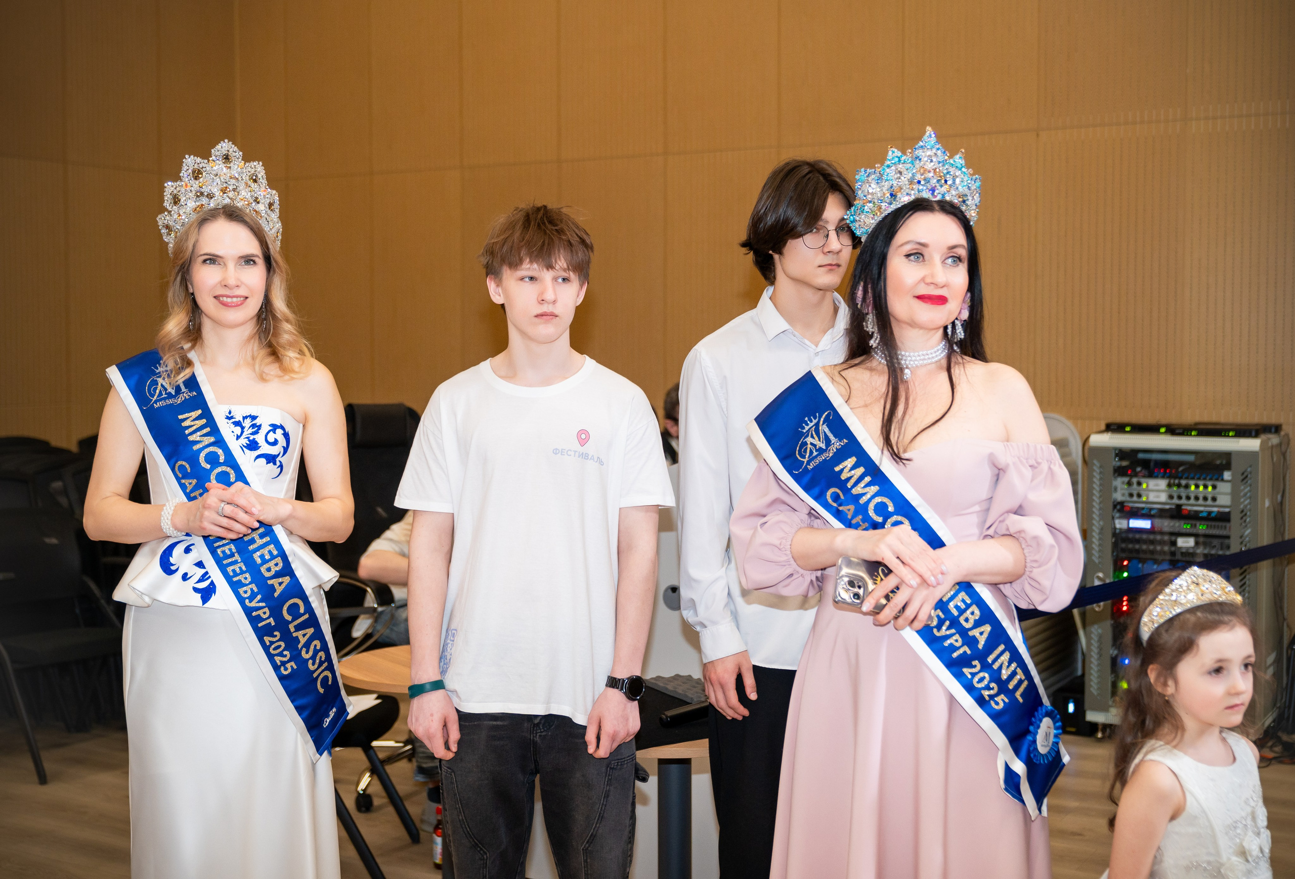 Мисс Санкт-Петербург Classic 2025 и Мисс Санкт-Петербург International 2025 с коронами и лентами на инклюзивном балу проекта «Мы все равны». Фотограф Мальцев Евгений.
