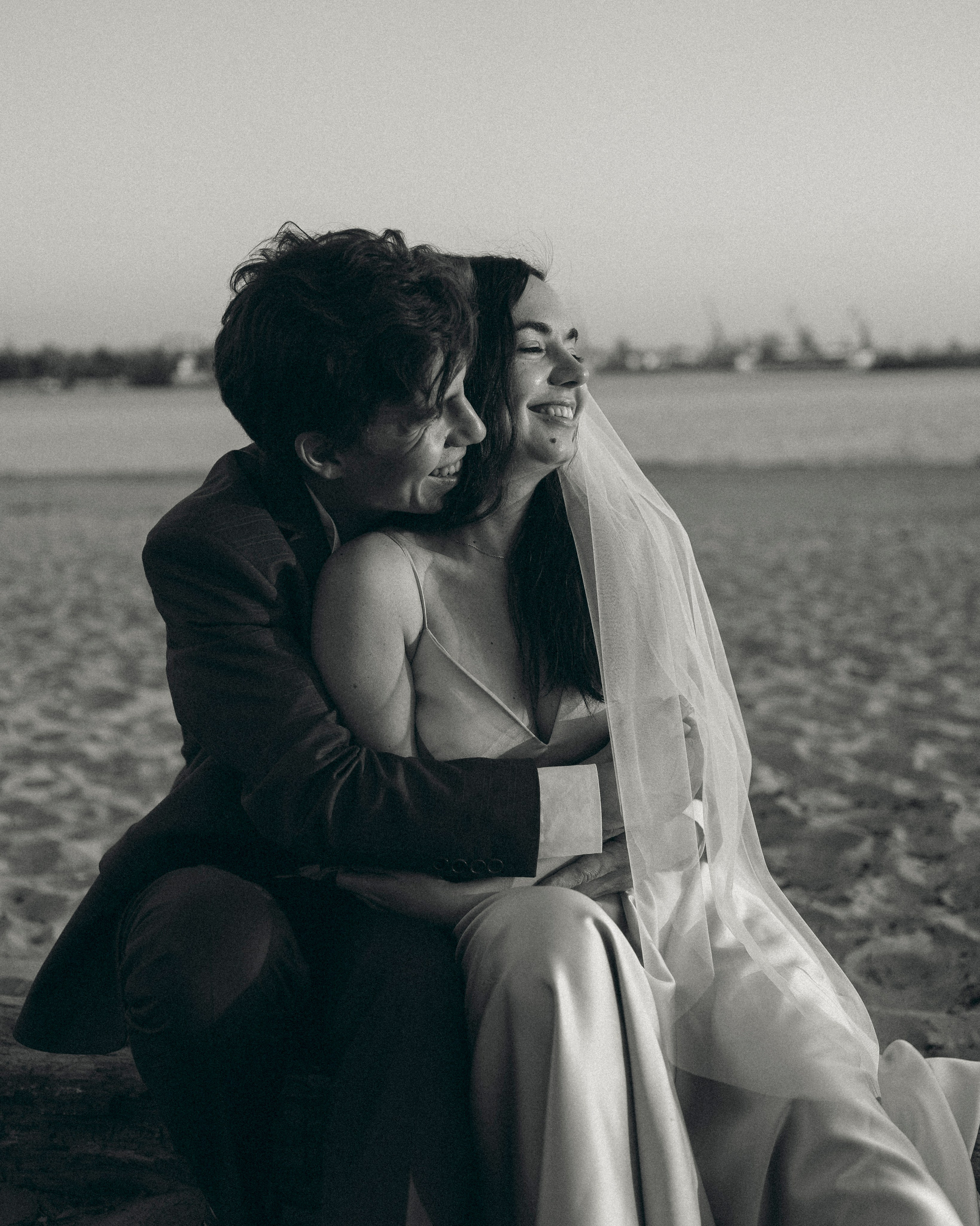 Love Story в свадебных нарядах на берегу реки. Портретный фотограф в Казани, Красной Поляне и Сочи Анна Кузнецова