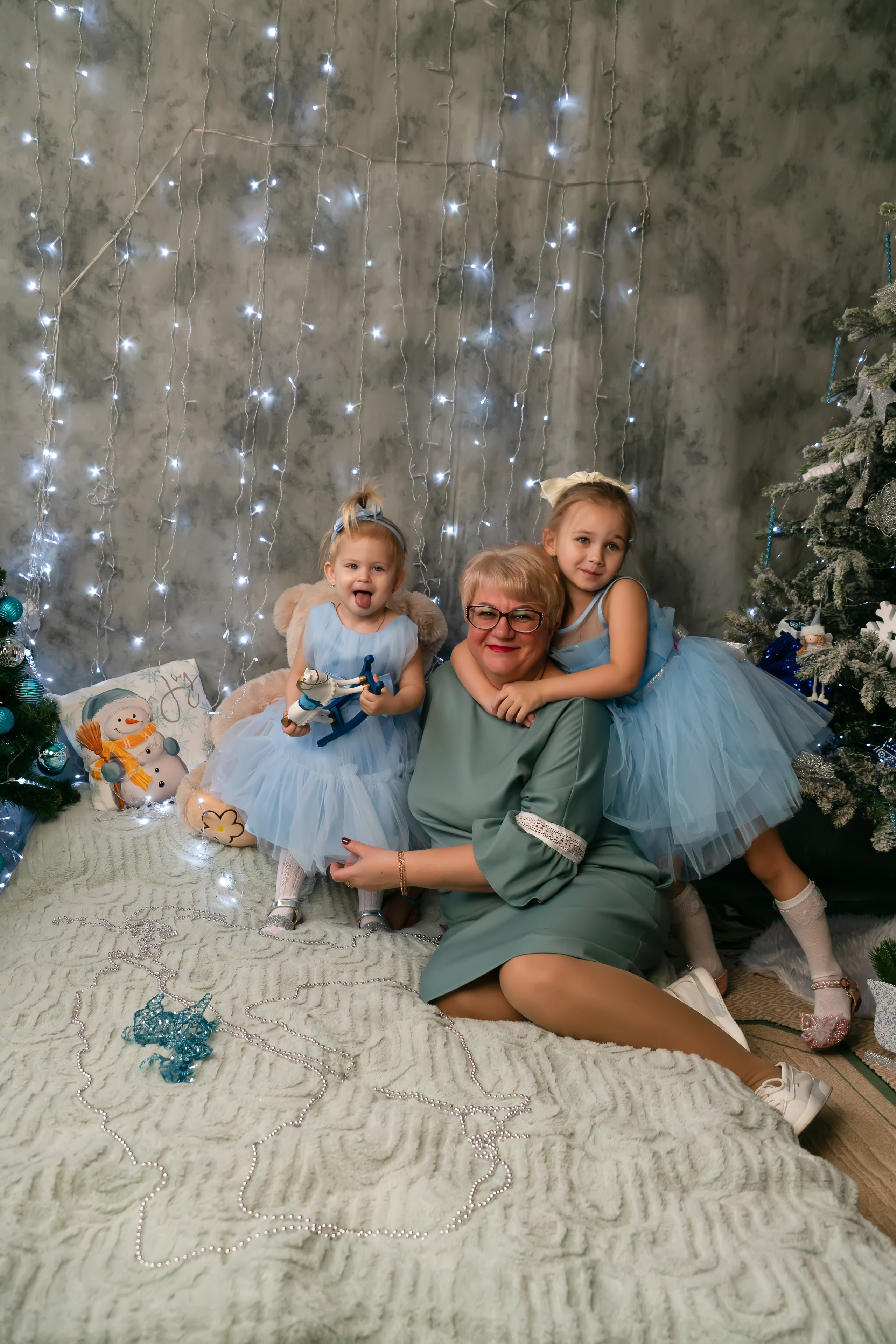 Бабушка и 2 сестренки- Новый год. Семейный и детский фотограф Тула Ясногорск Тульская область Надежда Кукушкина