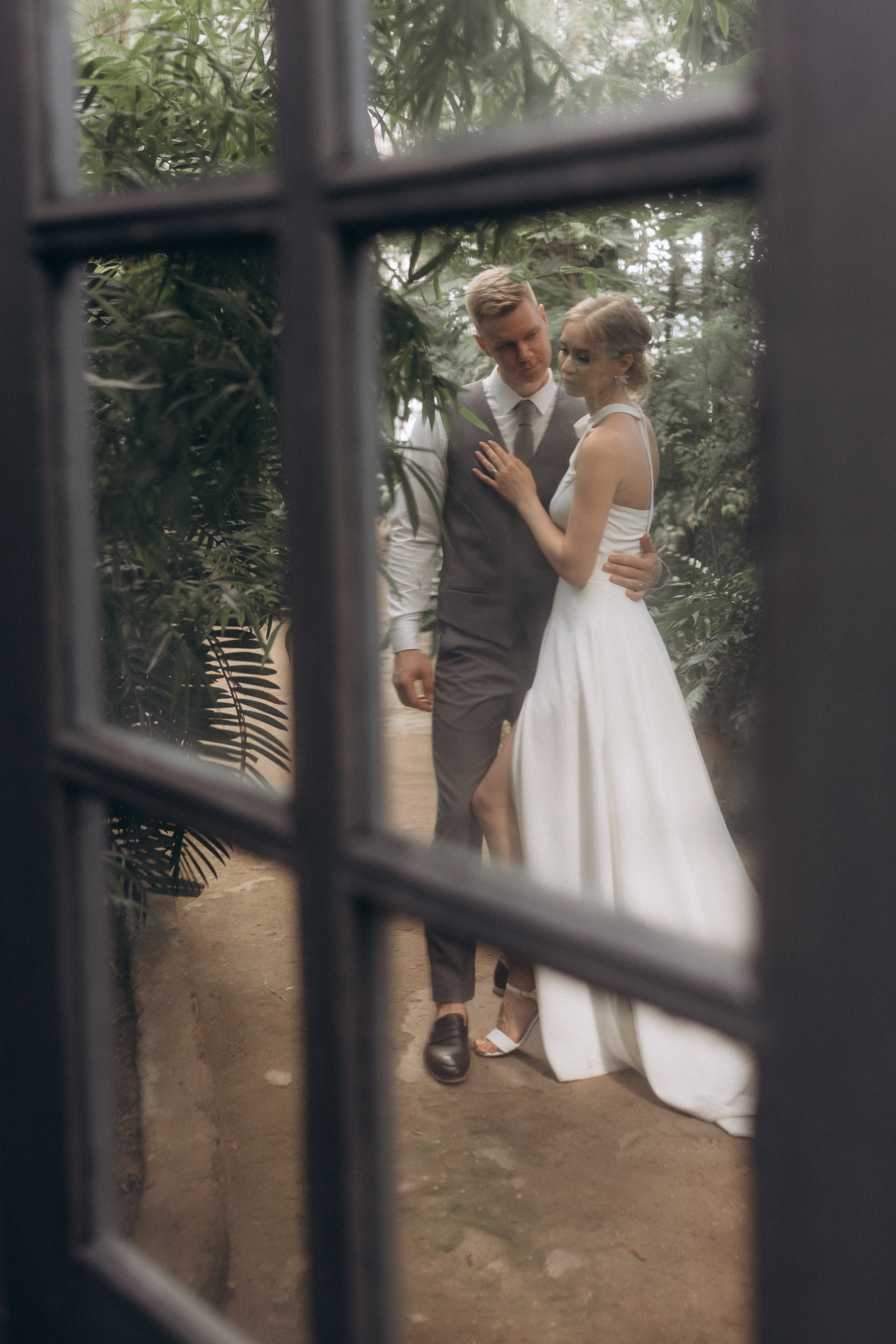 Свадебная фотосессия в Главном Ботаническом саду и в оранжерее. Свадебный фотограф в Москве Мария Крош