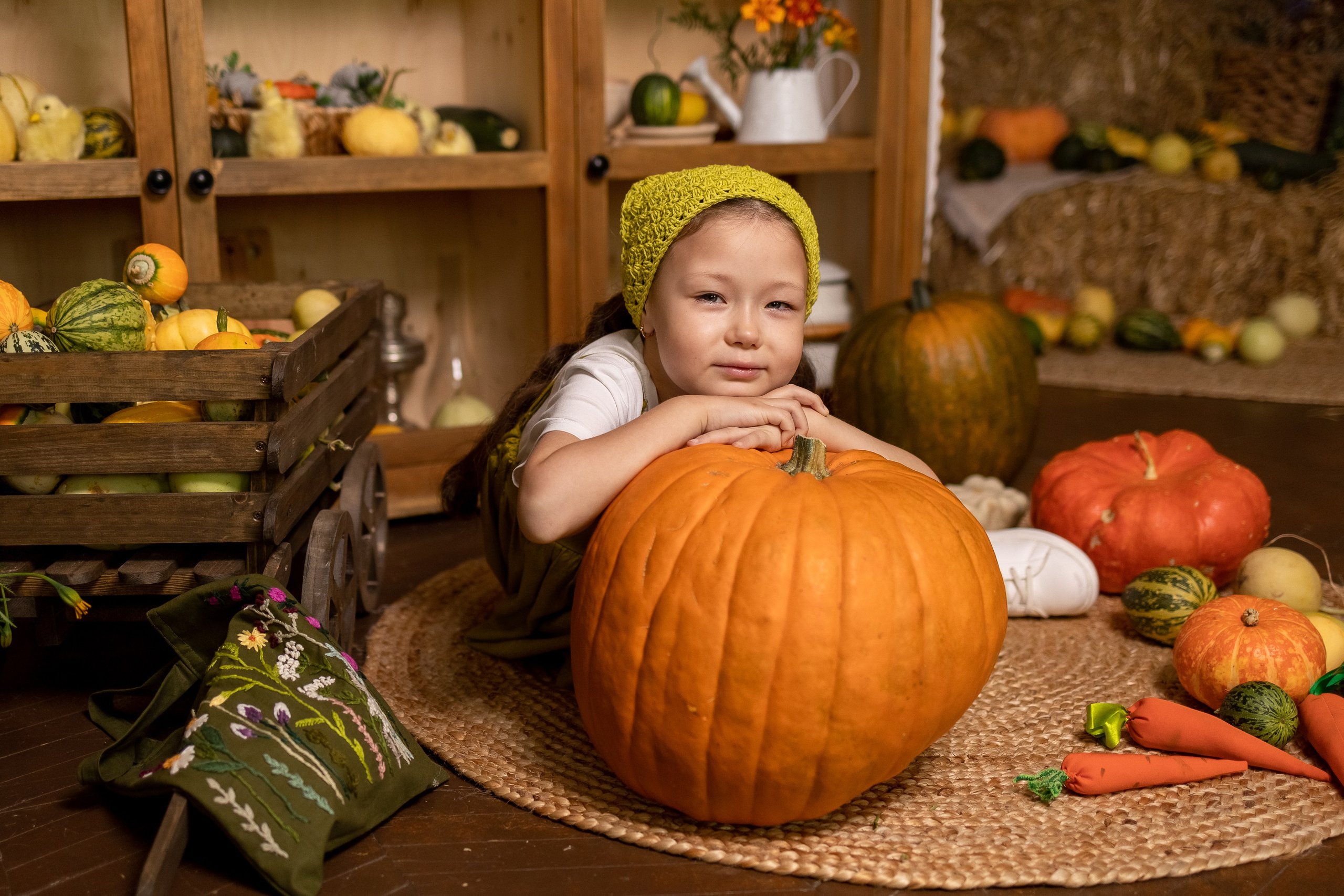 Настена с тыковками. Семейный и детский фотограф Оля в Тюмени