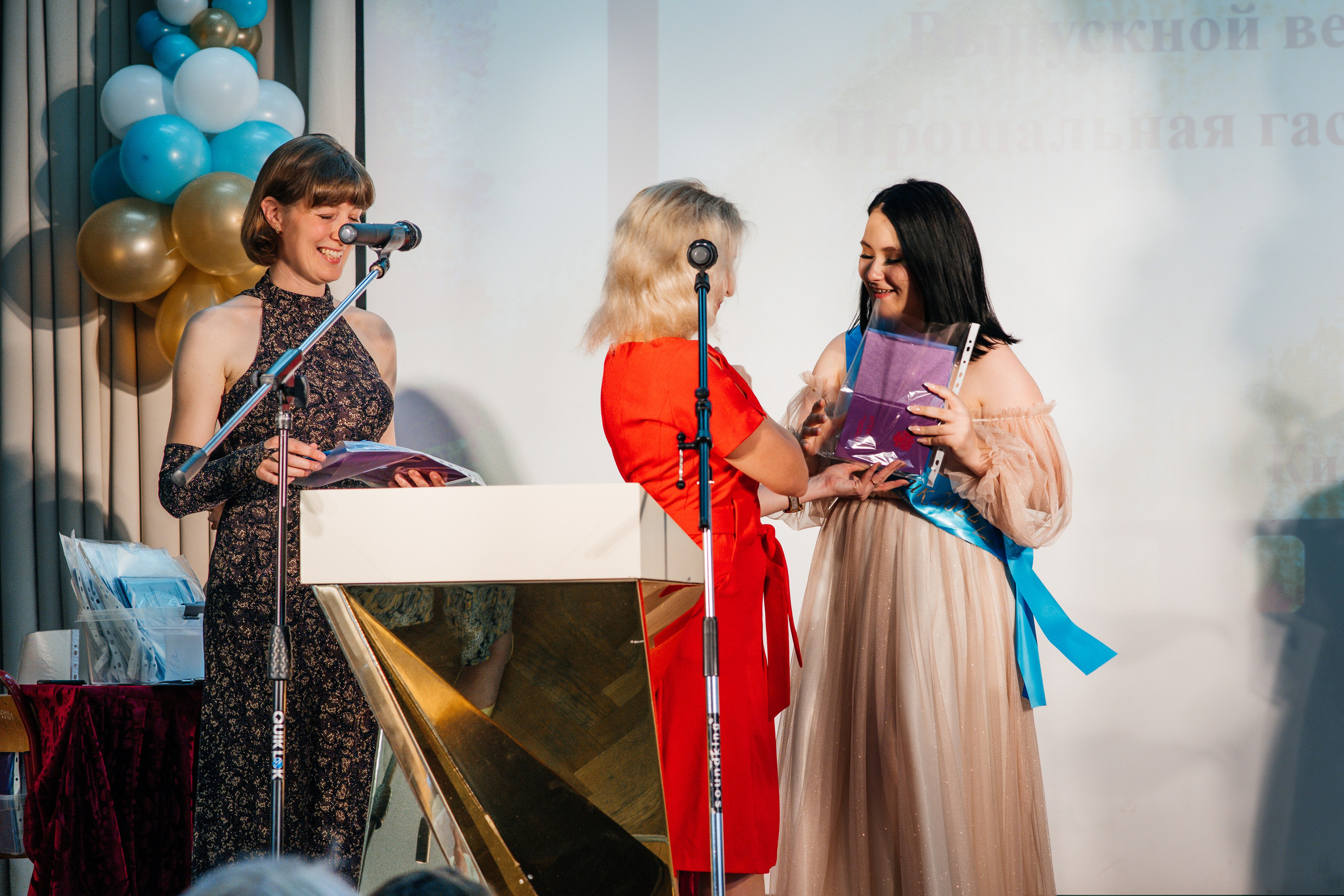 Вручение аттестатов. Выпускные альбомы в Подольске Москве и МО