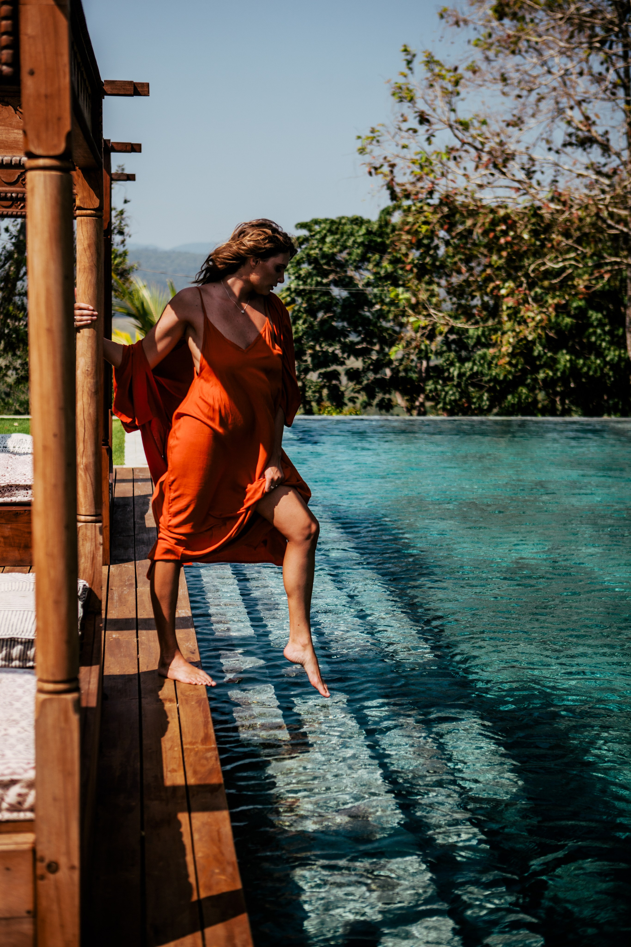 Девушка в красном платье в отеле Malabar Hill — Роскошная портретная съемка | Шри-Ланка. Фотограф на Шри-Ланке