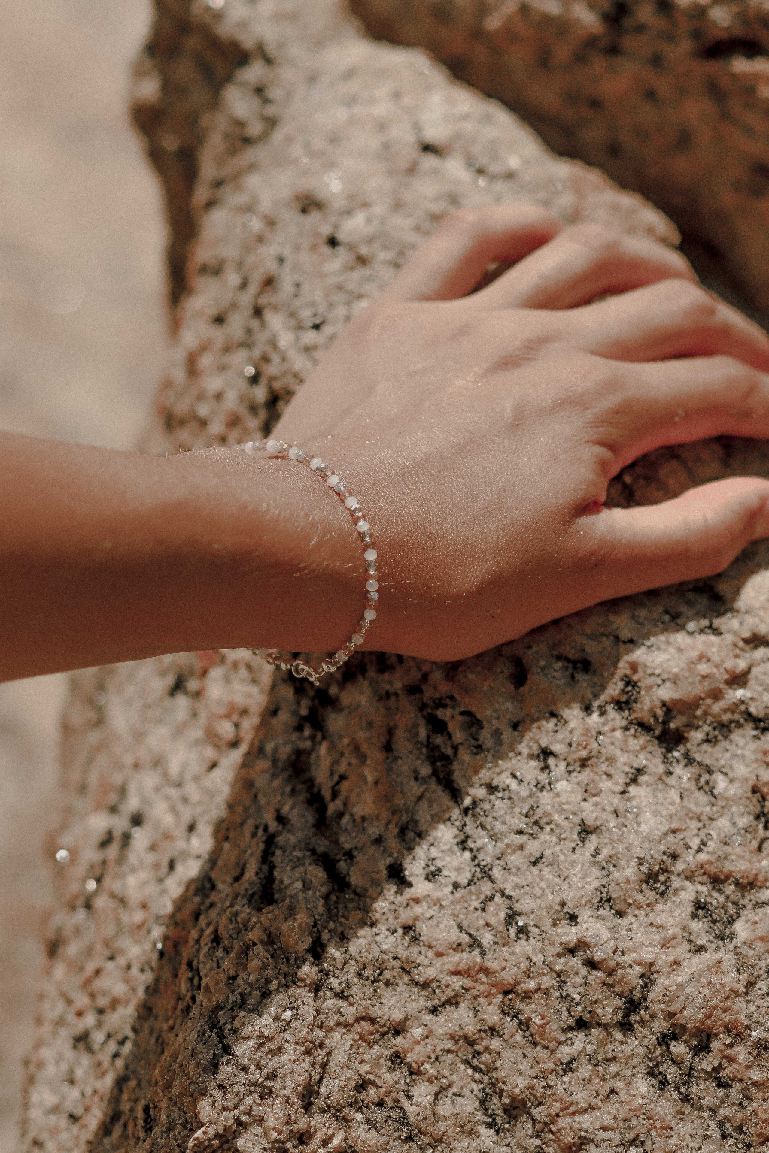 Коллекция украшения из натуральных камней. Фотограф на Шри-Ланке