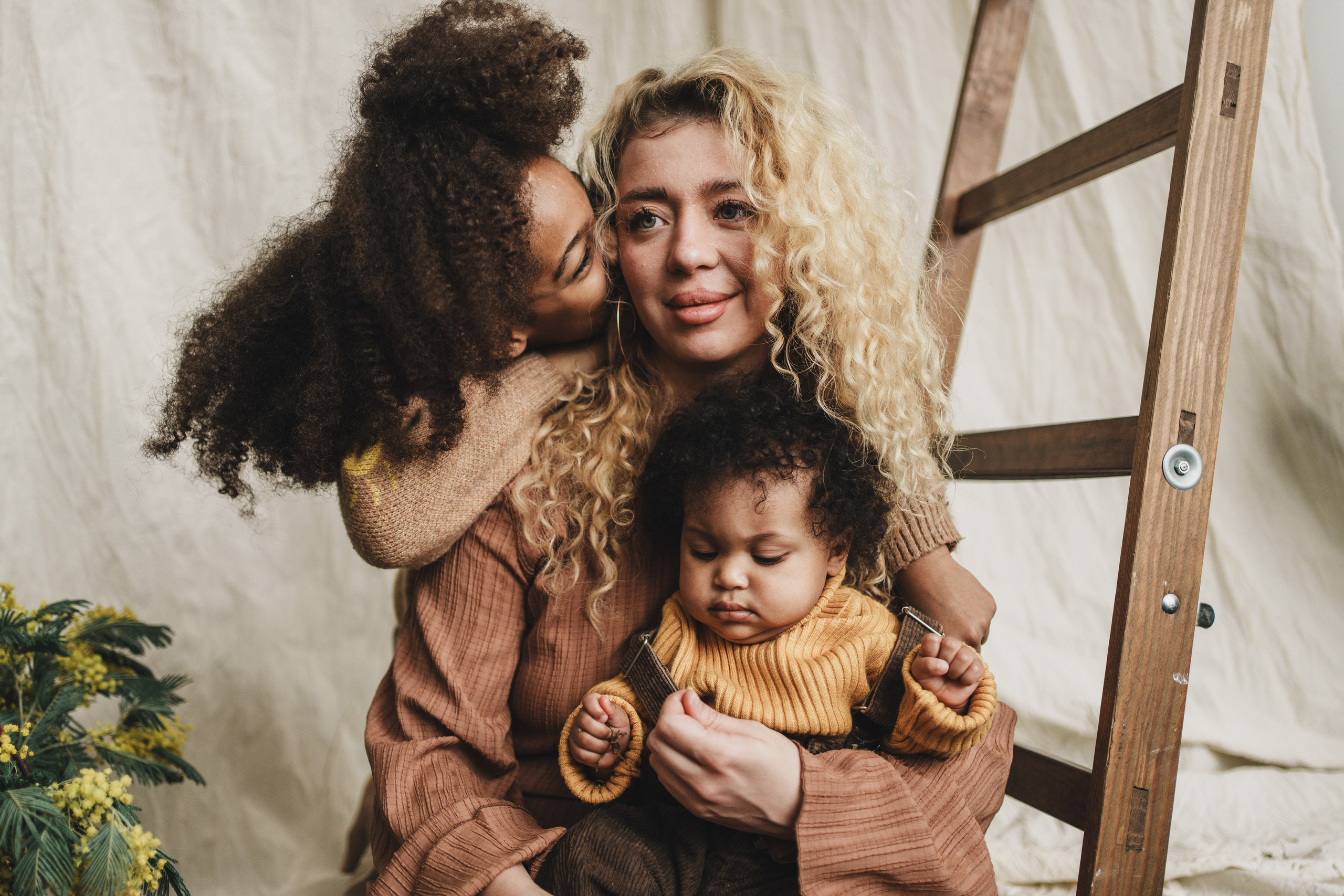 Девочки в мимозе. Семейный и детский фотограф и видеограф в Москве, Серпухове и Тарусе Валерия Сорокина