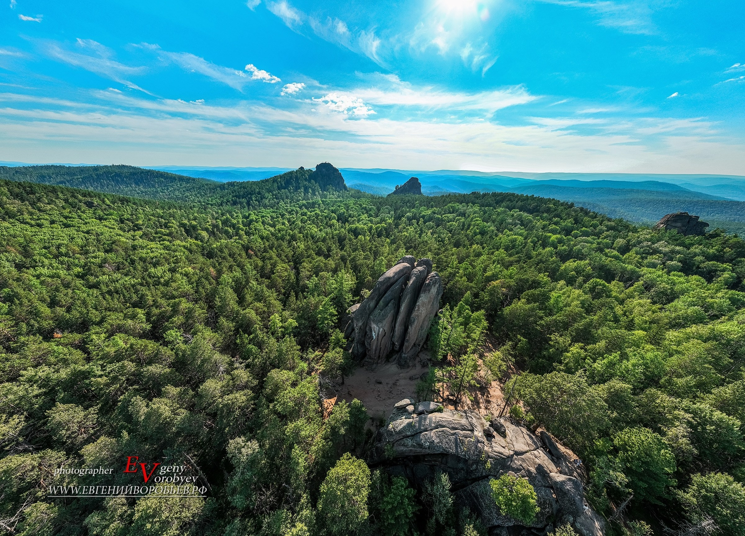 Экскурсия национальный парк заповедник Красноярские столбы цена заказать забронировать фото тур интересные места достопримечательности что посмотреть где побывать в Красноярске  Туристический маршрут центральные столбы скала Перья Дед Львиные ворота первый второй столб Фотосессия фотограф Красноярск природа пейзаж аэросъёмка с FPV дрона квадрокоптера