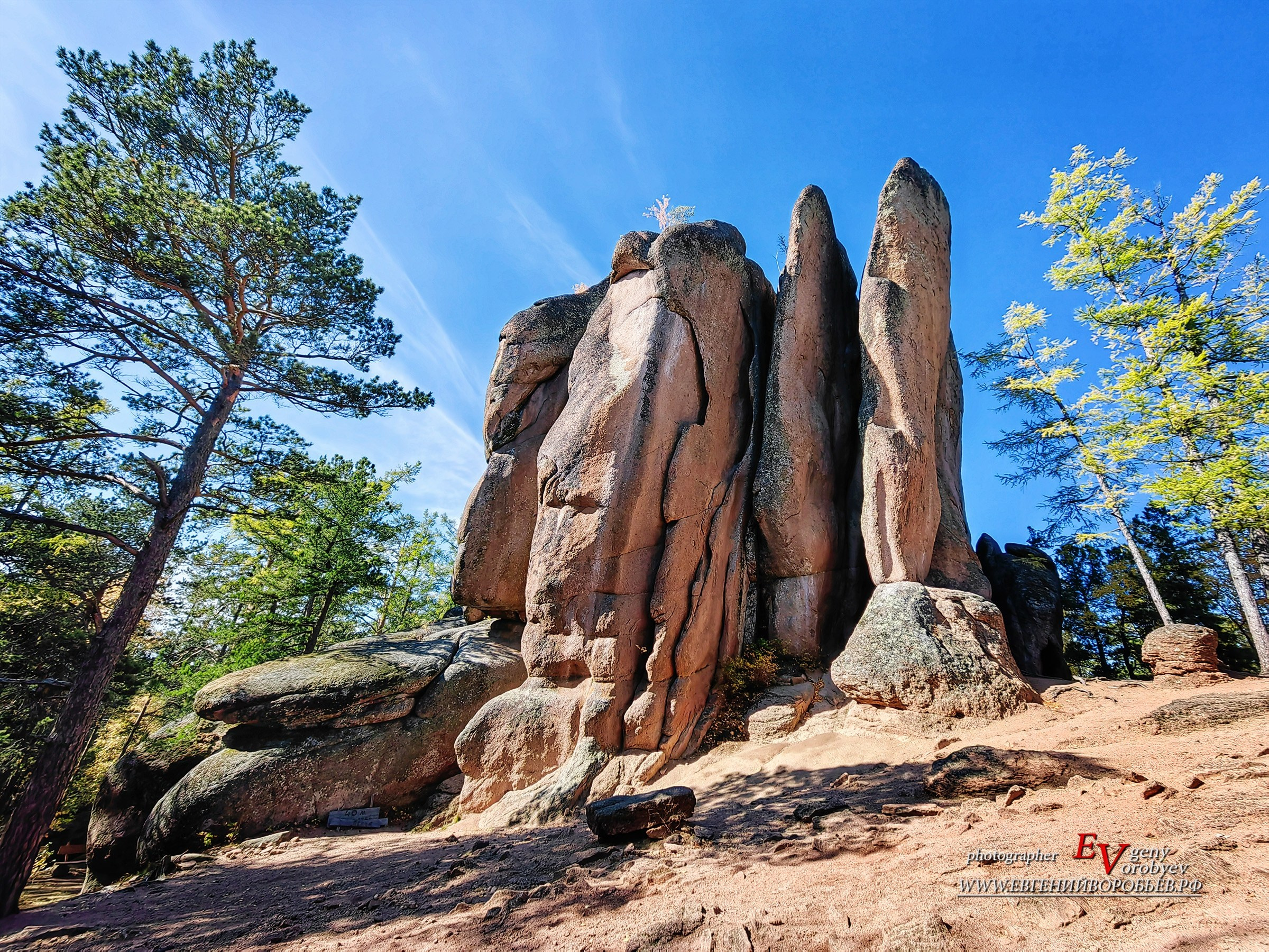 Экскурсия национальный парк заповедник Красноярские столбы цена заказать забронировать фото тур интересные места достопримечательности что посмотреть где побывать в Красноярске  Туристический маршрут центральные столбы скала Перья Дед Львиные ворота первый второй столб Фотосессия фотограф Красноярск природа пейзаж аэросъёмка с FPV дрона квадрокоптера