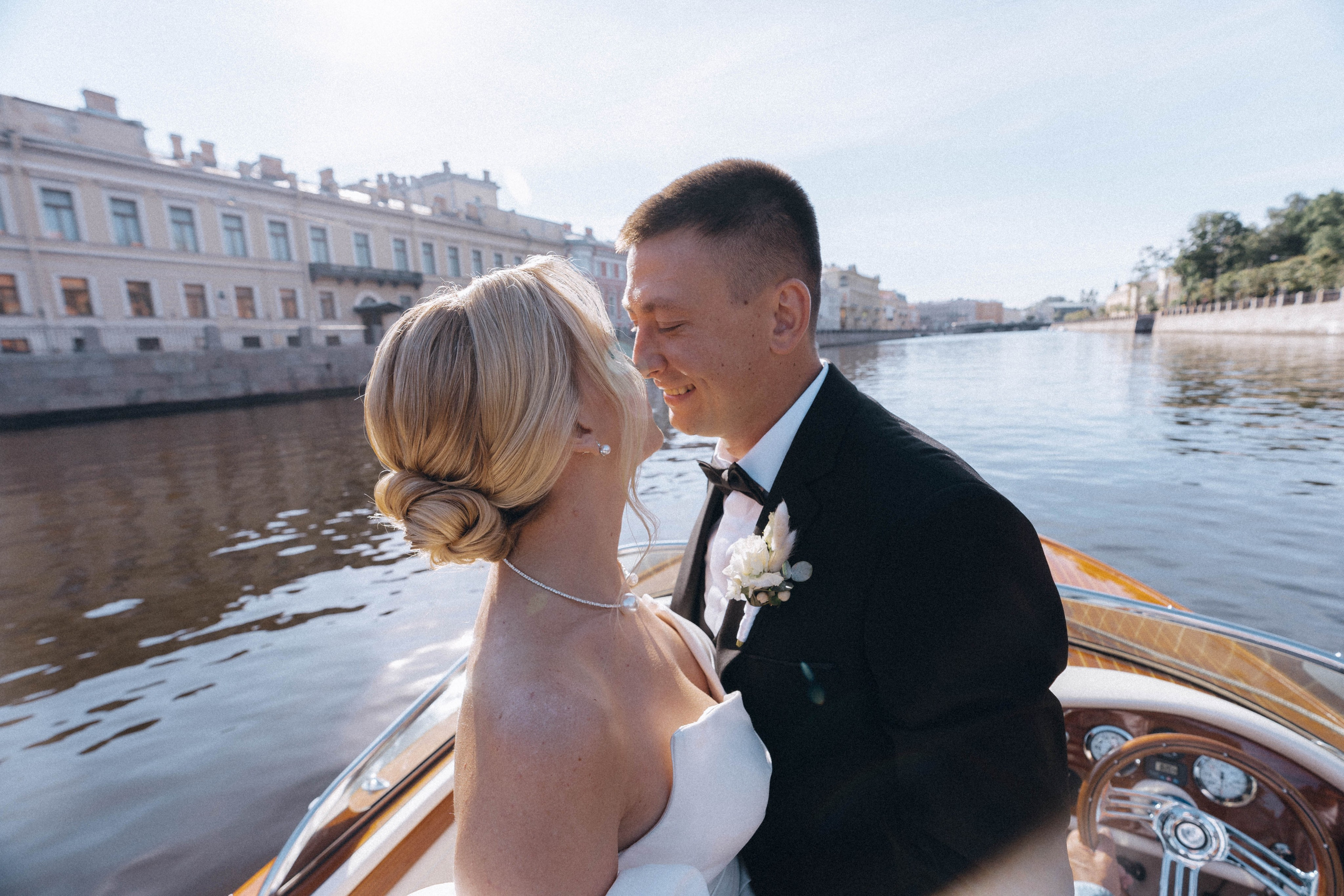 СВАДЕНБНАЯ СЬЕМКА НА КАТЕРЕ ПО КАНАЛАМ САНКТ-ПЕТЕРБУРГА И В АКВАТОРИИ НЕВЫ. Профессиональный фотограф, Санкт-Петербург — Виктория Богомолова