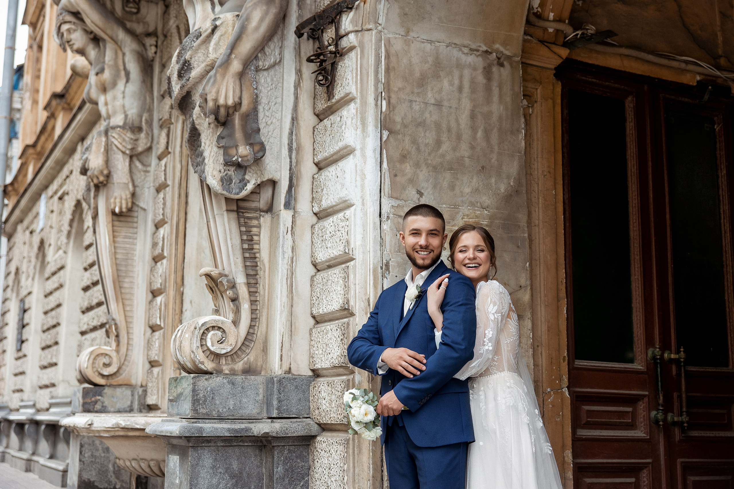 Яркая свадебная фотосессия под дождем. Свадебный и семейный фотограф Алексей Аверин