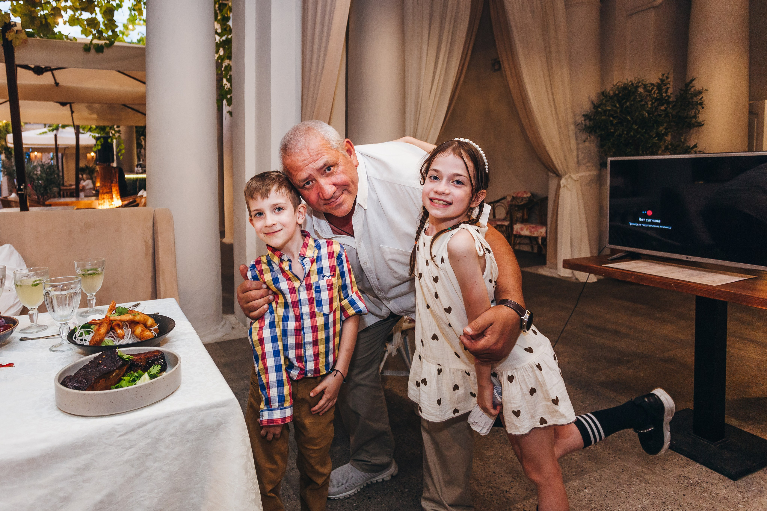 День рождение в уютном ресторане. Фотограф Денис Денисов