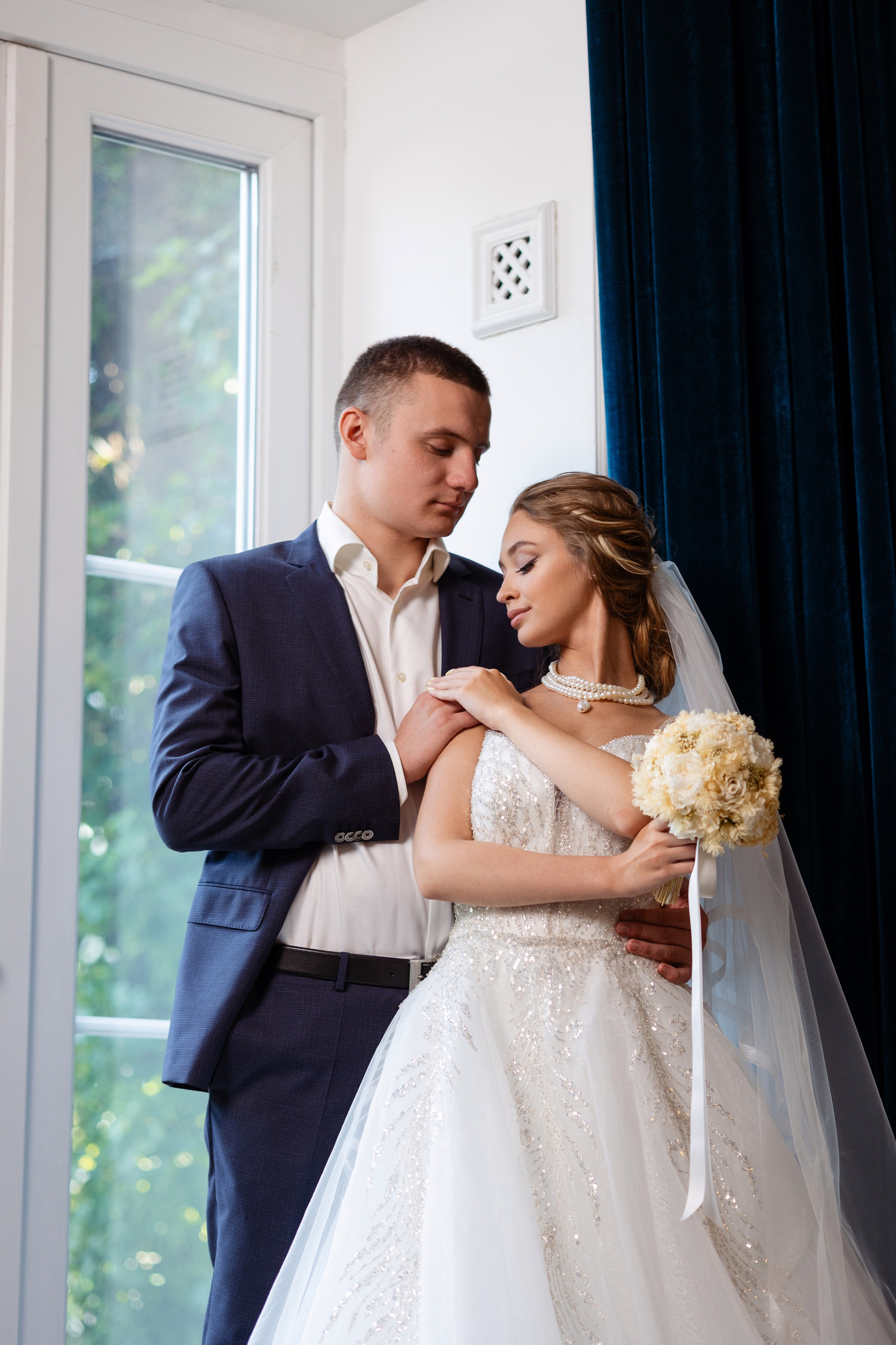 Невеста стоит у возлюбленного в одной руке букет, другой взяв его за руку 