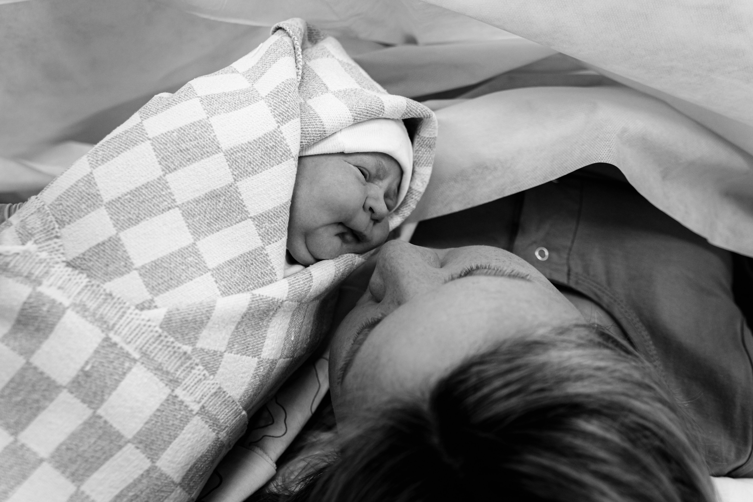 Олеся. Фотосъёмки в роддоме. Семейный фотограф в Калуге Ирина Ушакова. Фотограф на роды