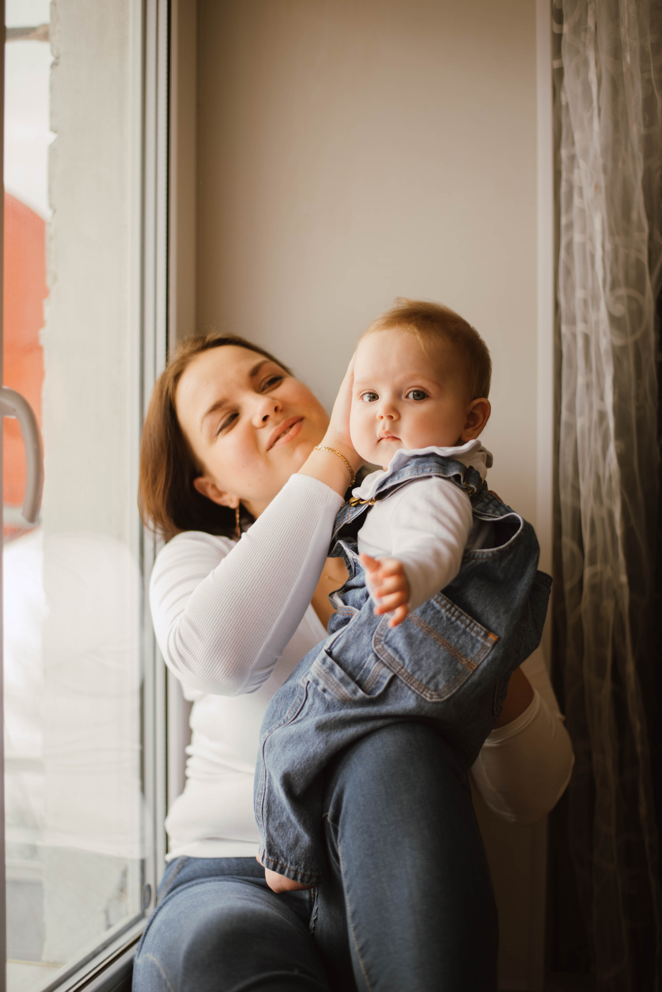В объятиях мамы. Фотограф Углич, Рыбинск, Ярославль Ксения Соколова