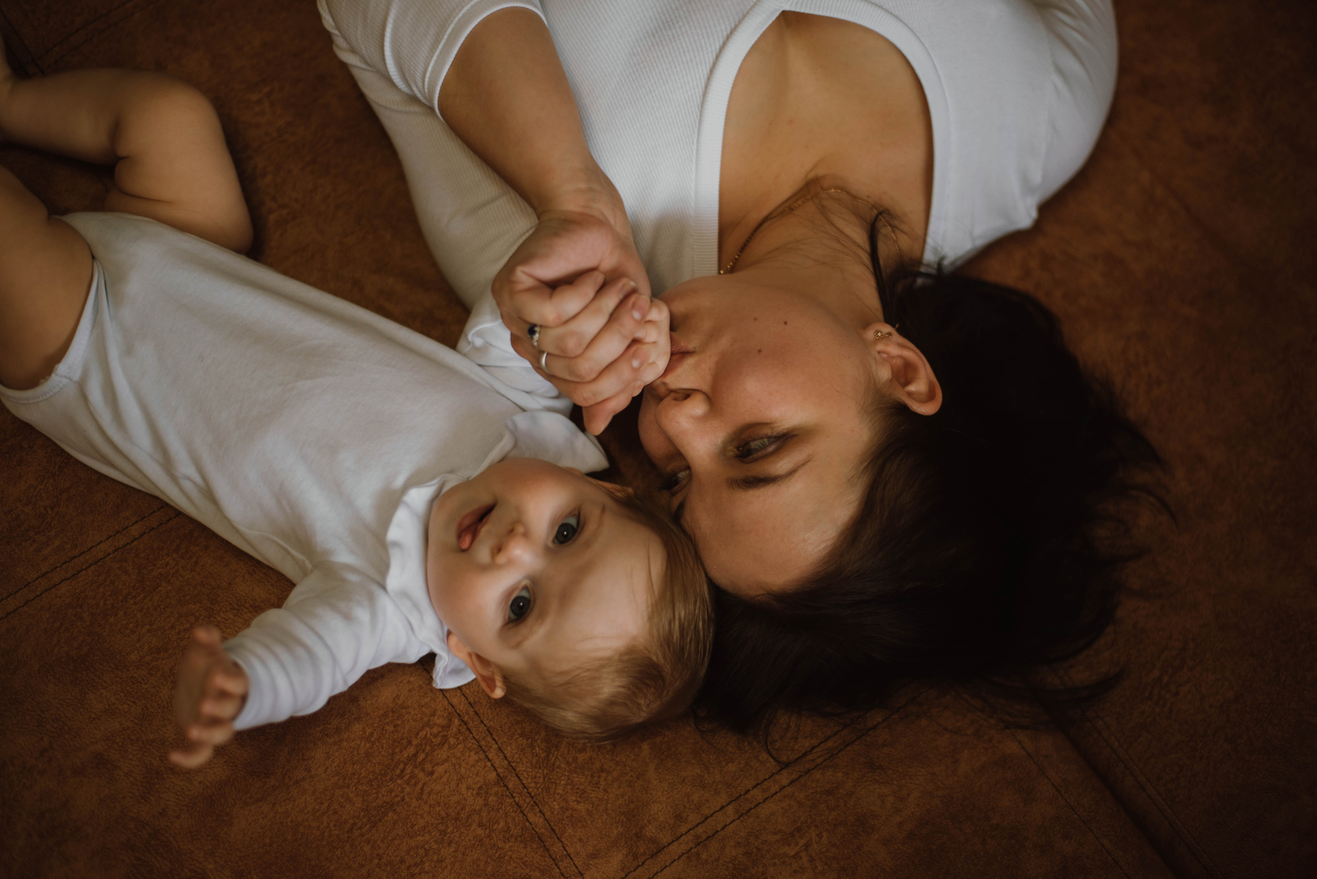 В объятиях мамы. Фотограф Углич, Рыбинск, Ярославль Ксения Соколова