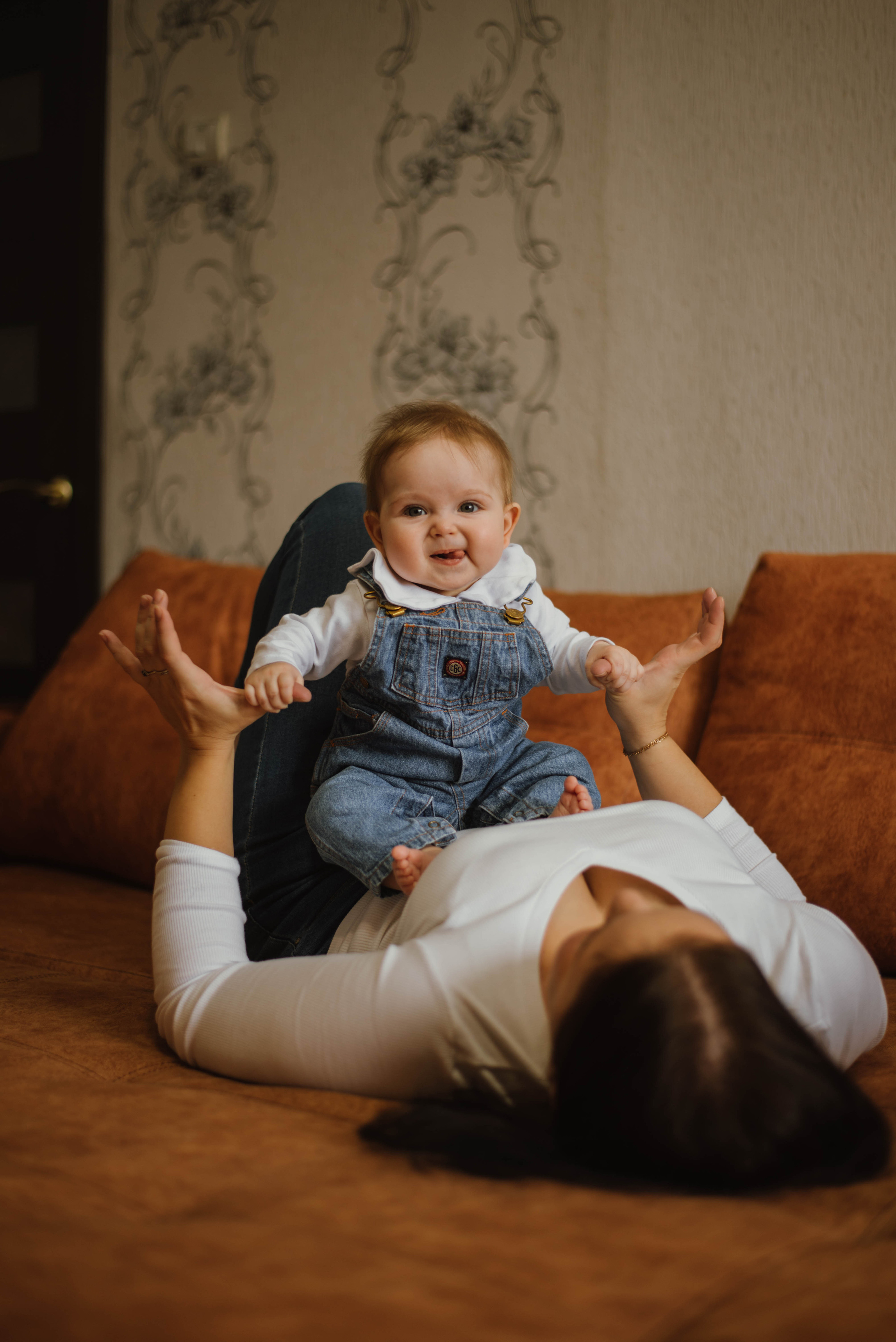 В объятиях мамы. Фотограф Углич, Рыбинск, Ярославль Ксения Соколова