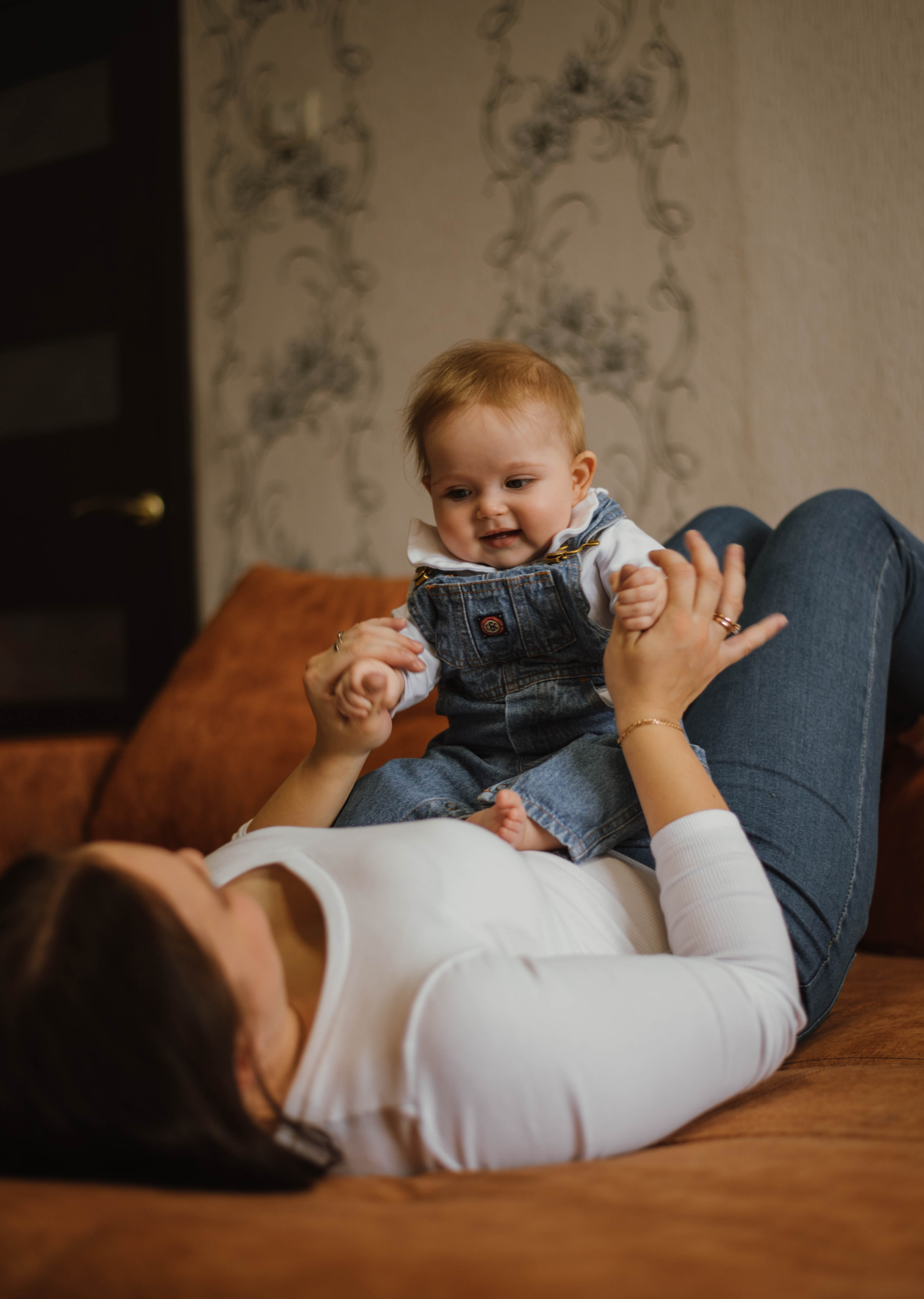 В объятиях мамы. Фотограф Углич, Рыбинск, Ярославль Ксения Соколова