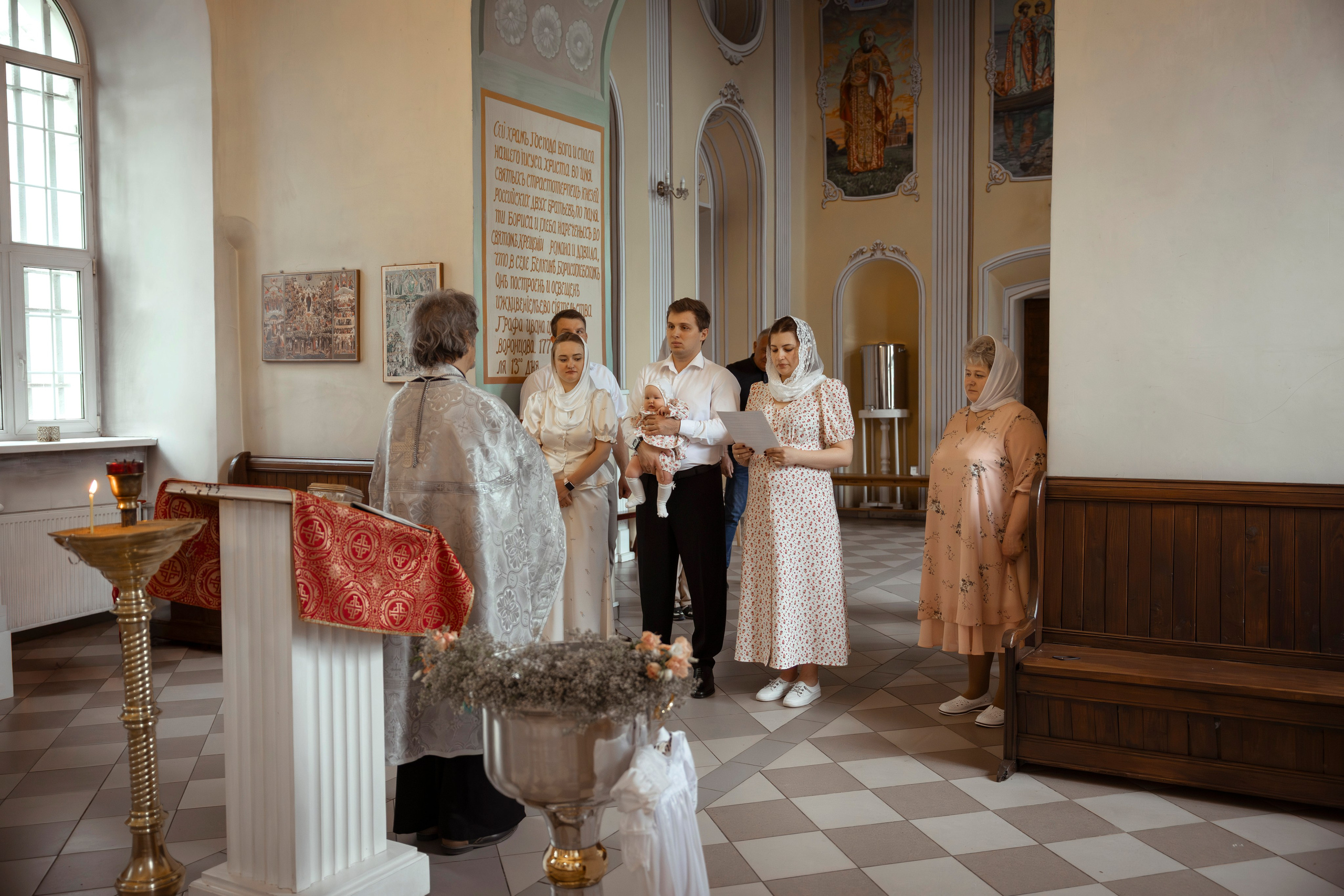 Таинство Крещения младенца в храме свв. Бориса и Глеба в Белкино (г.Обниск, Калужская обл.). Надежда Стар семейный и церковный фотограф в Жукове и Калужской области